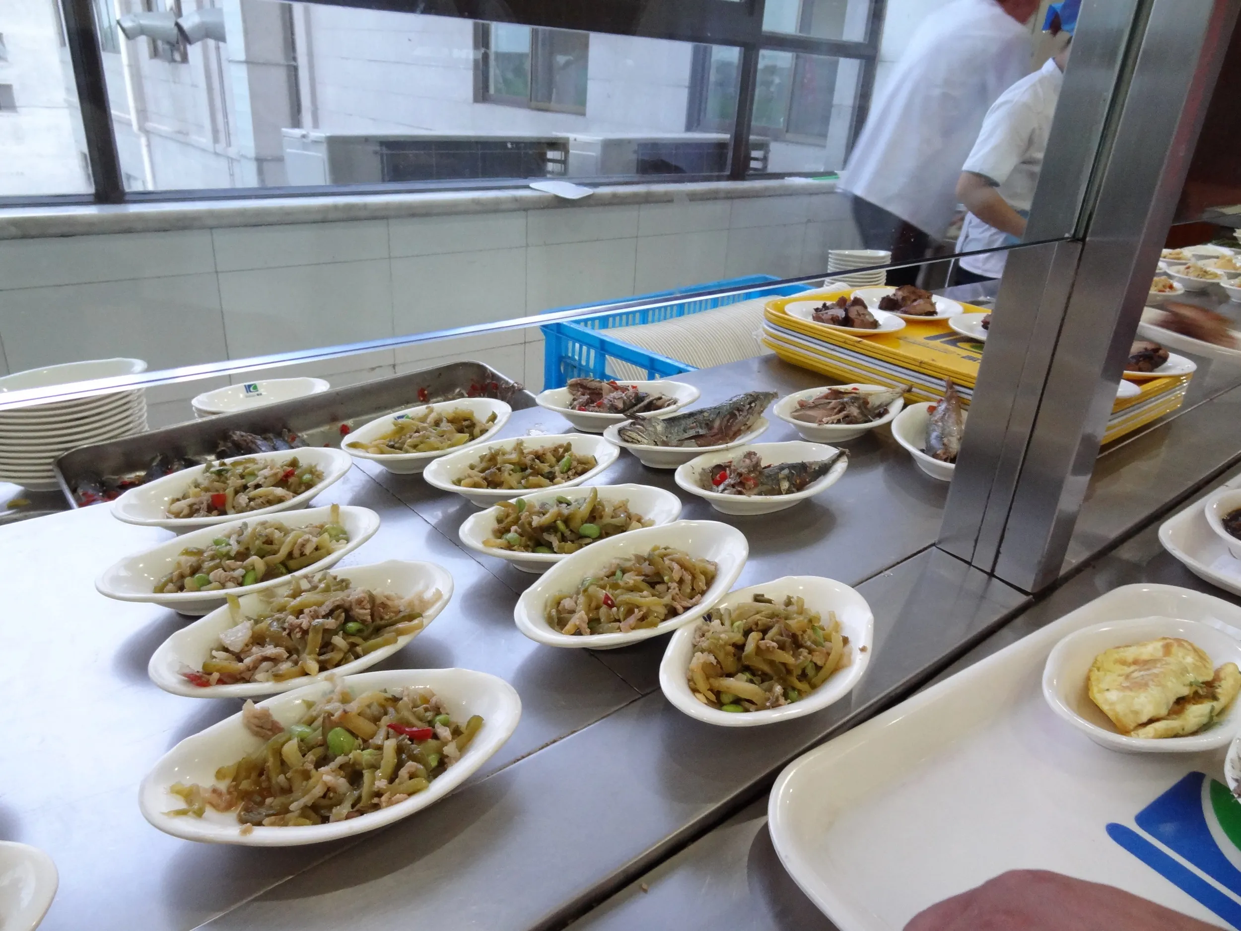 ドライブインのセルフサービス式食堂