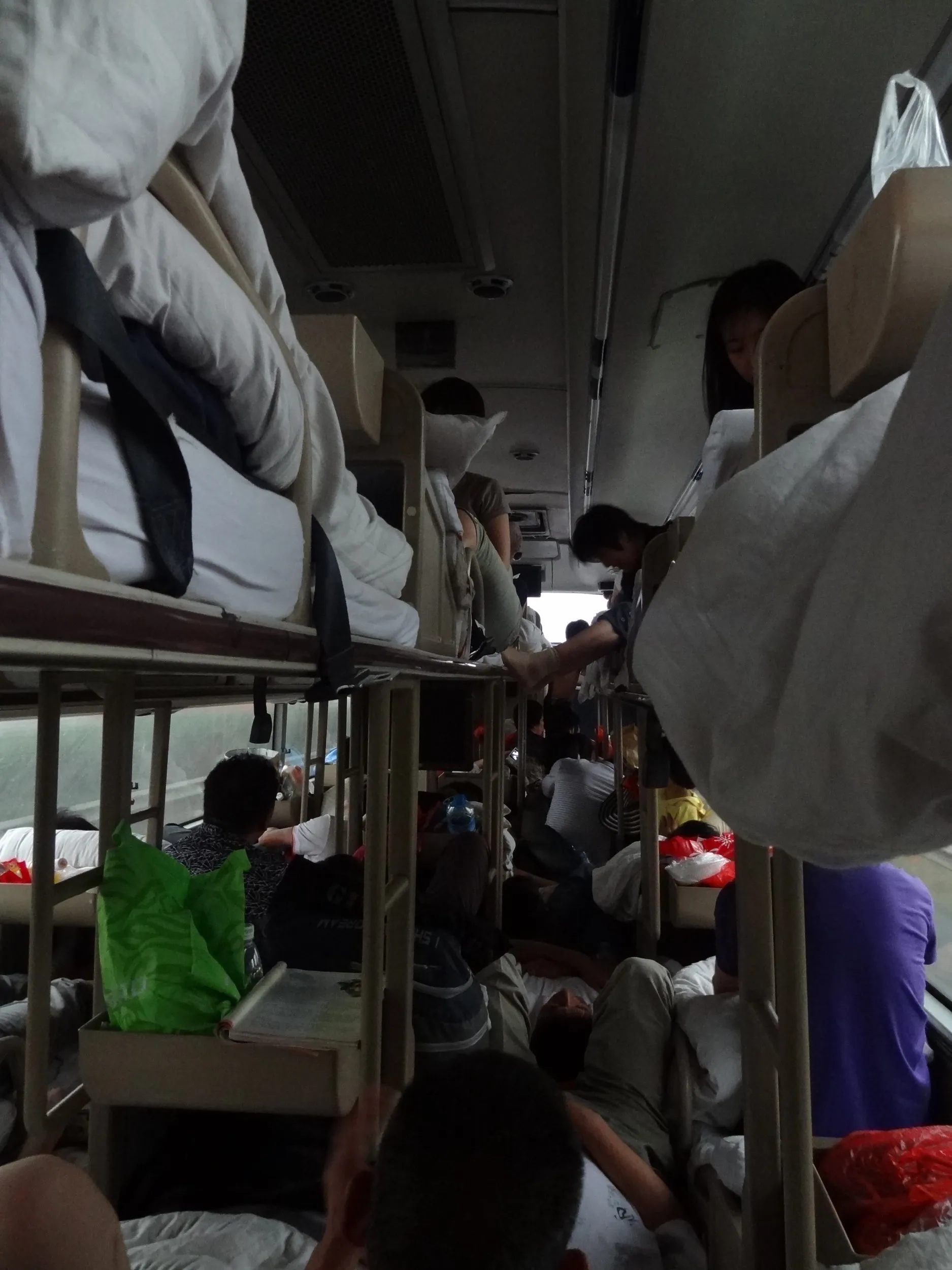 白バス(黒車)に押し込まれる人民達