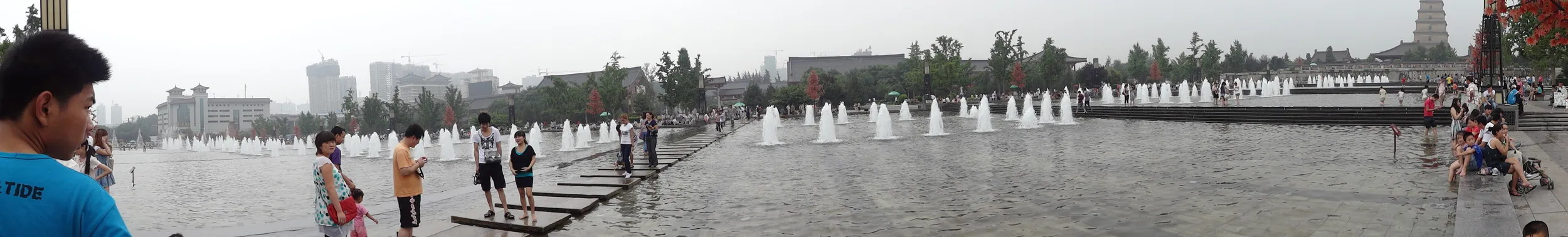 電気が流れる池周辺のパノラマ