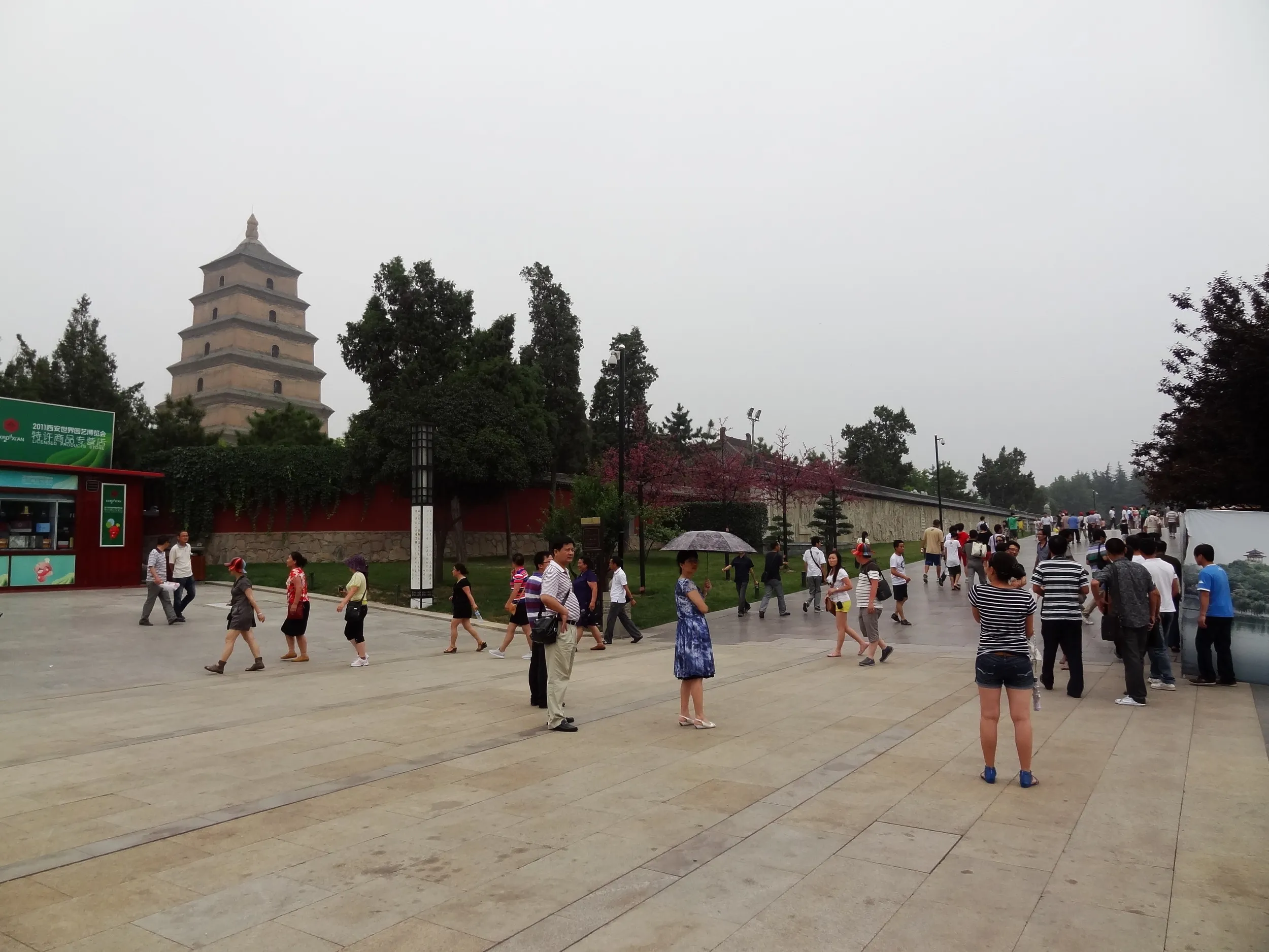 大雁塔が見える広場の露店