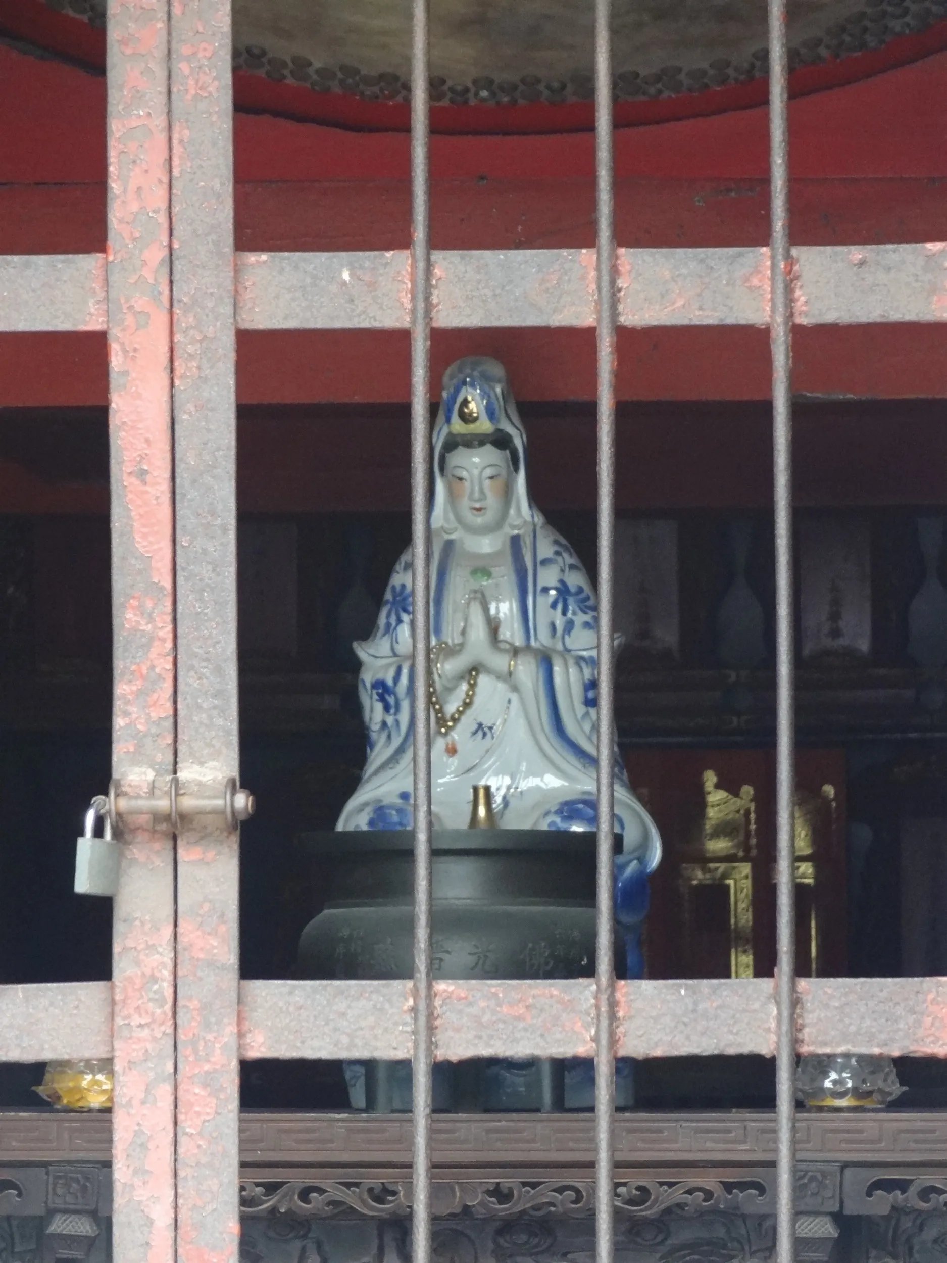 安置されている陶器の仏像