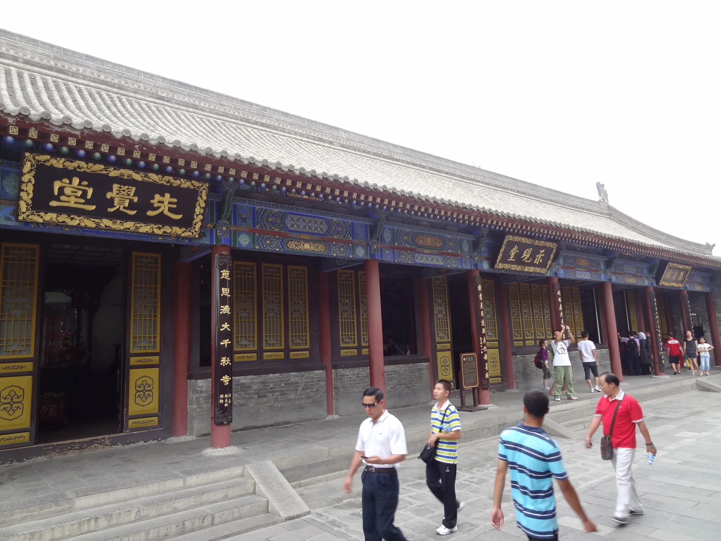 土産物売り場のお堂