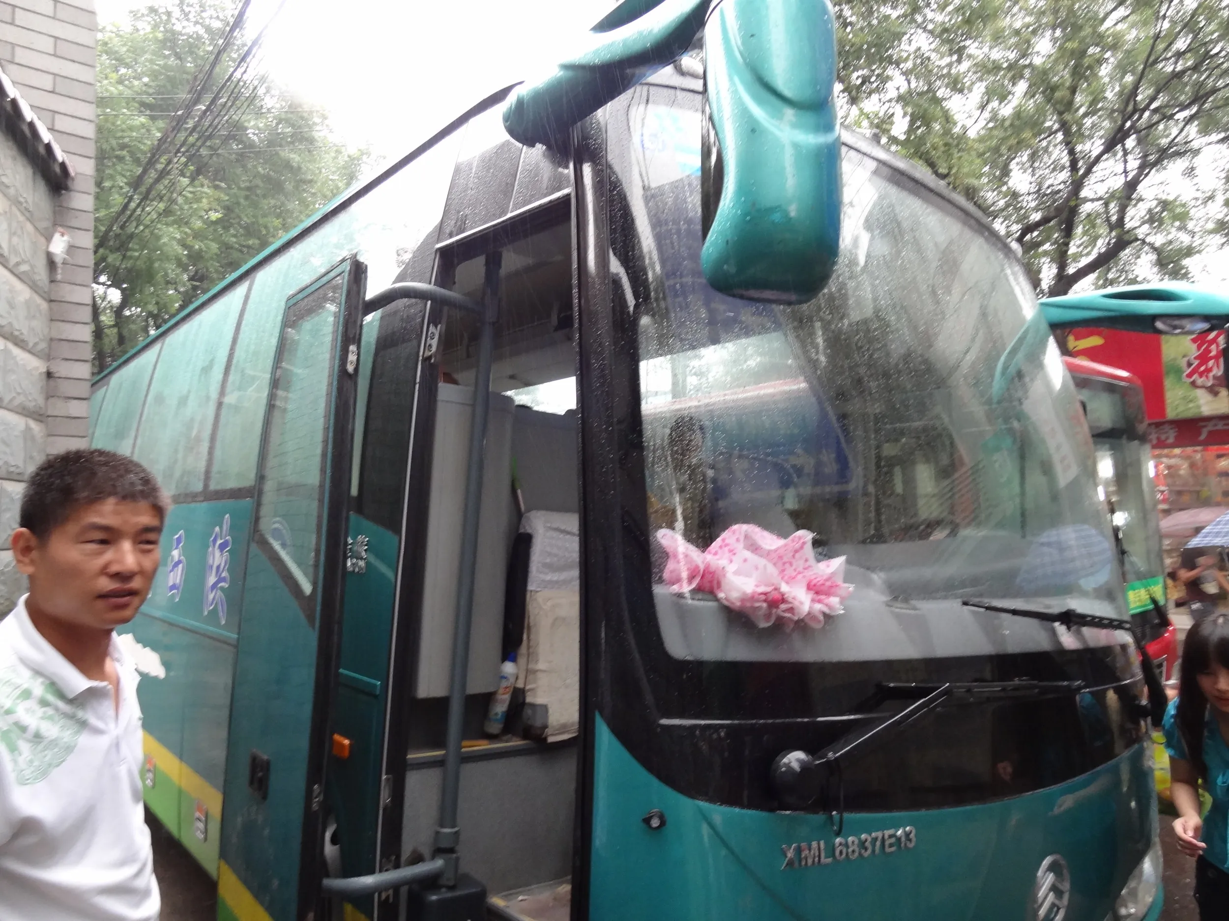 兵馬俑へ行くツアーバスと運転手