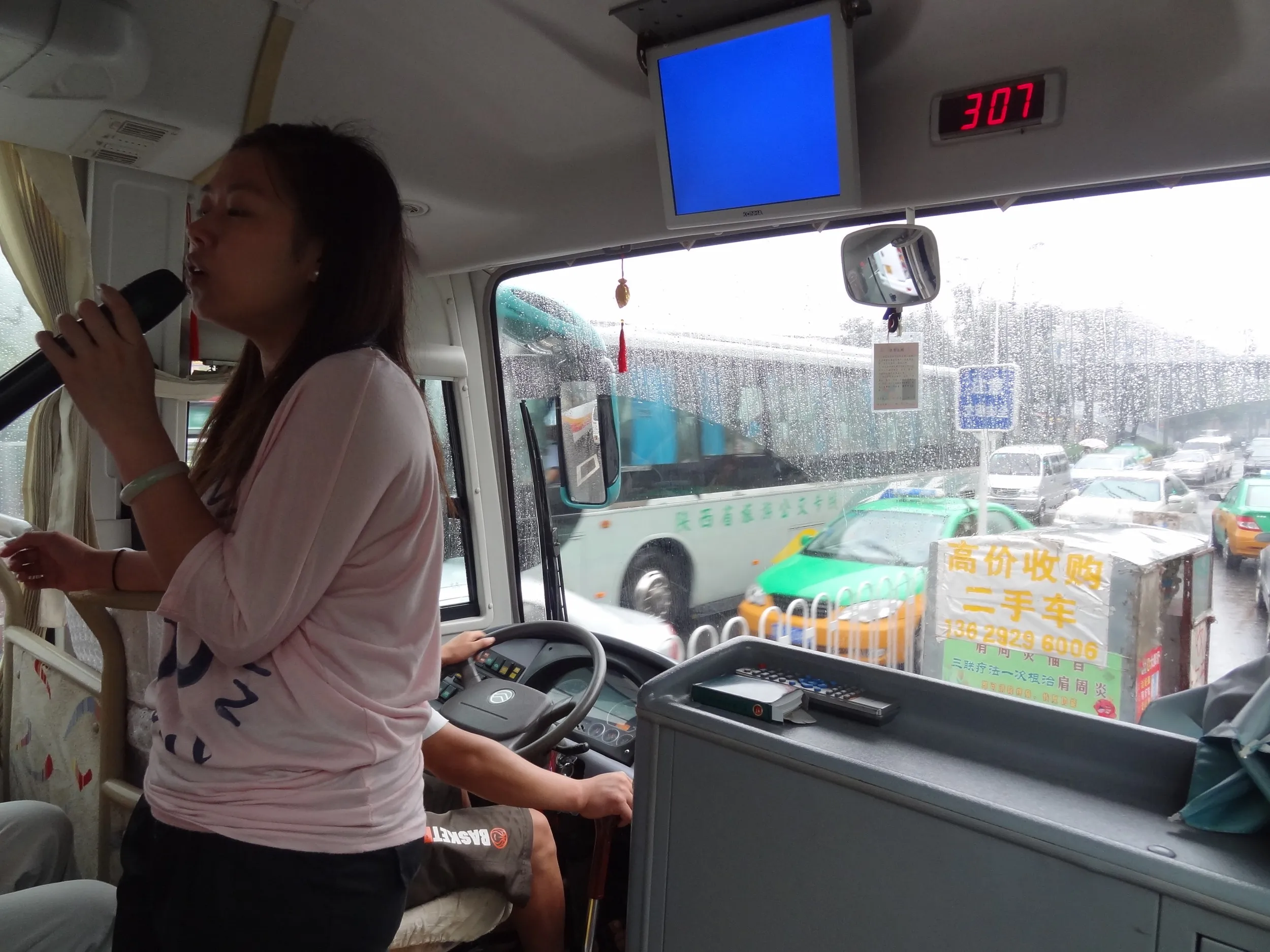 秦始皇帝陵博物院へ向かうバスとガイド