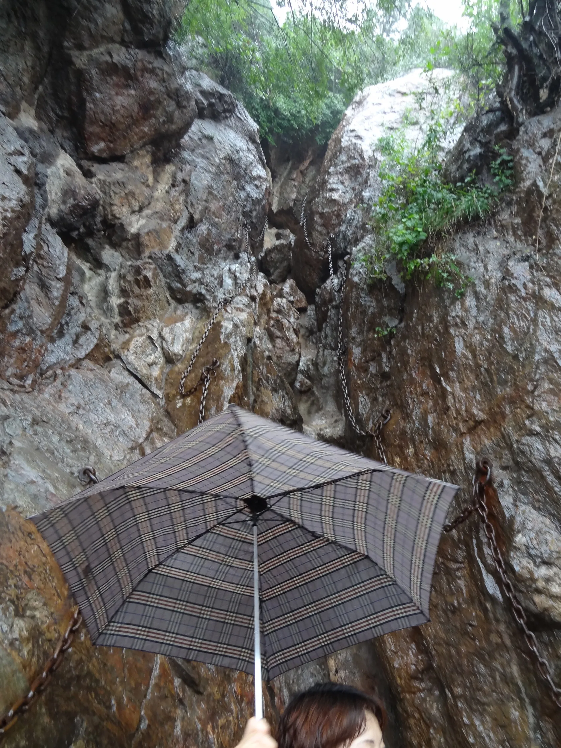 岩陰に身を潜めた場所