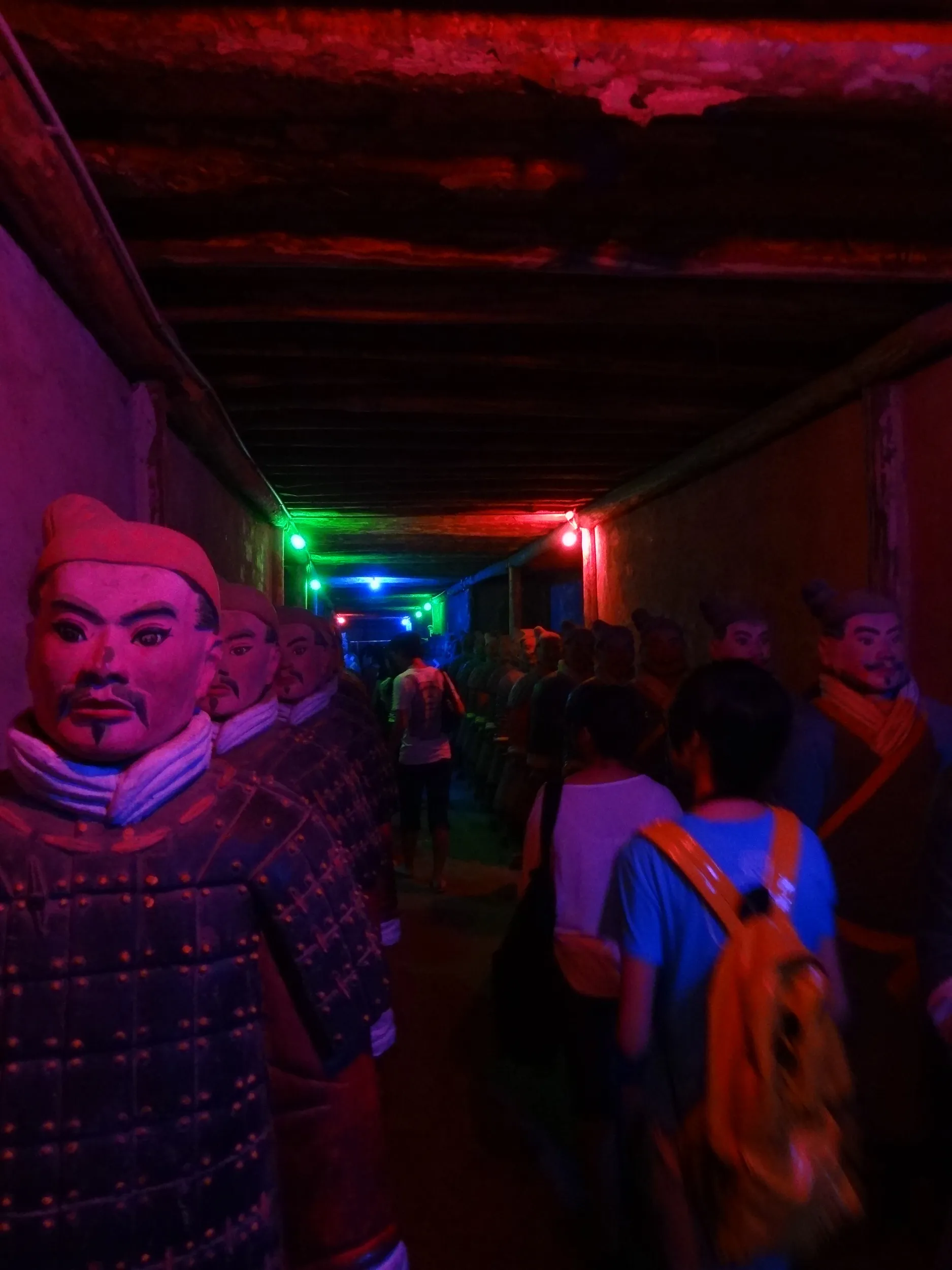 兵馬俑の列を縫って進む