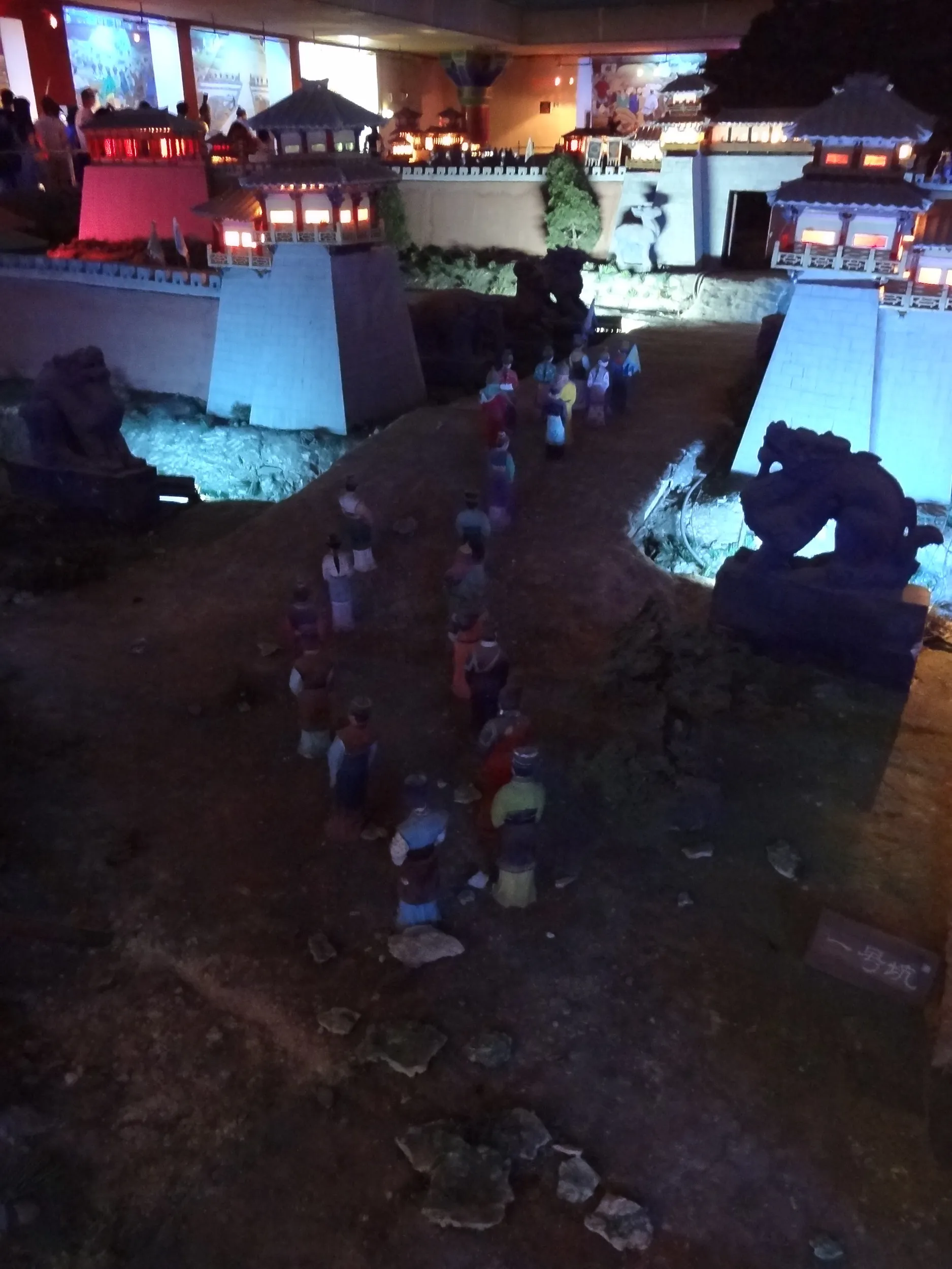 地下宮殿へ入る人々を再現