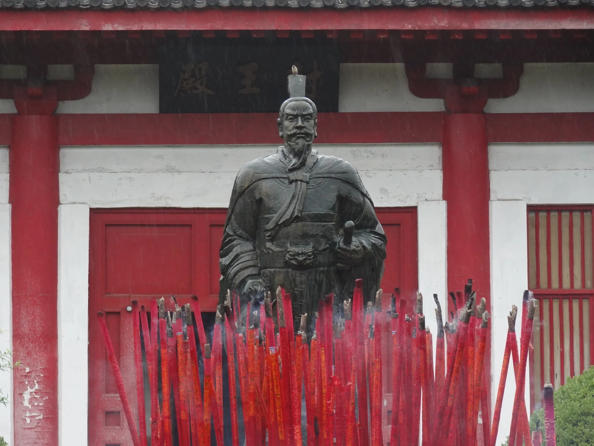 項羽の銅像アップ