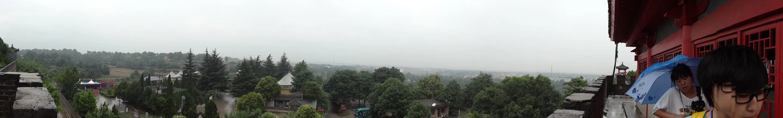 鴻門宴の城壁上のパノラマ写真