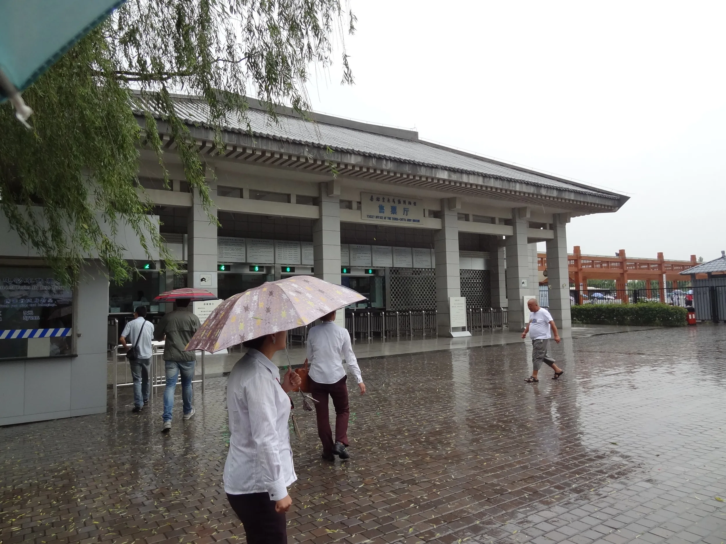 チケット売り場と観光客