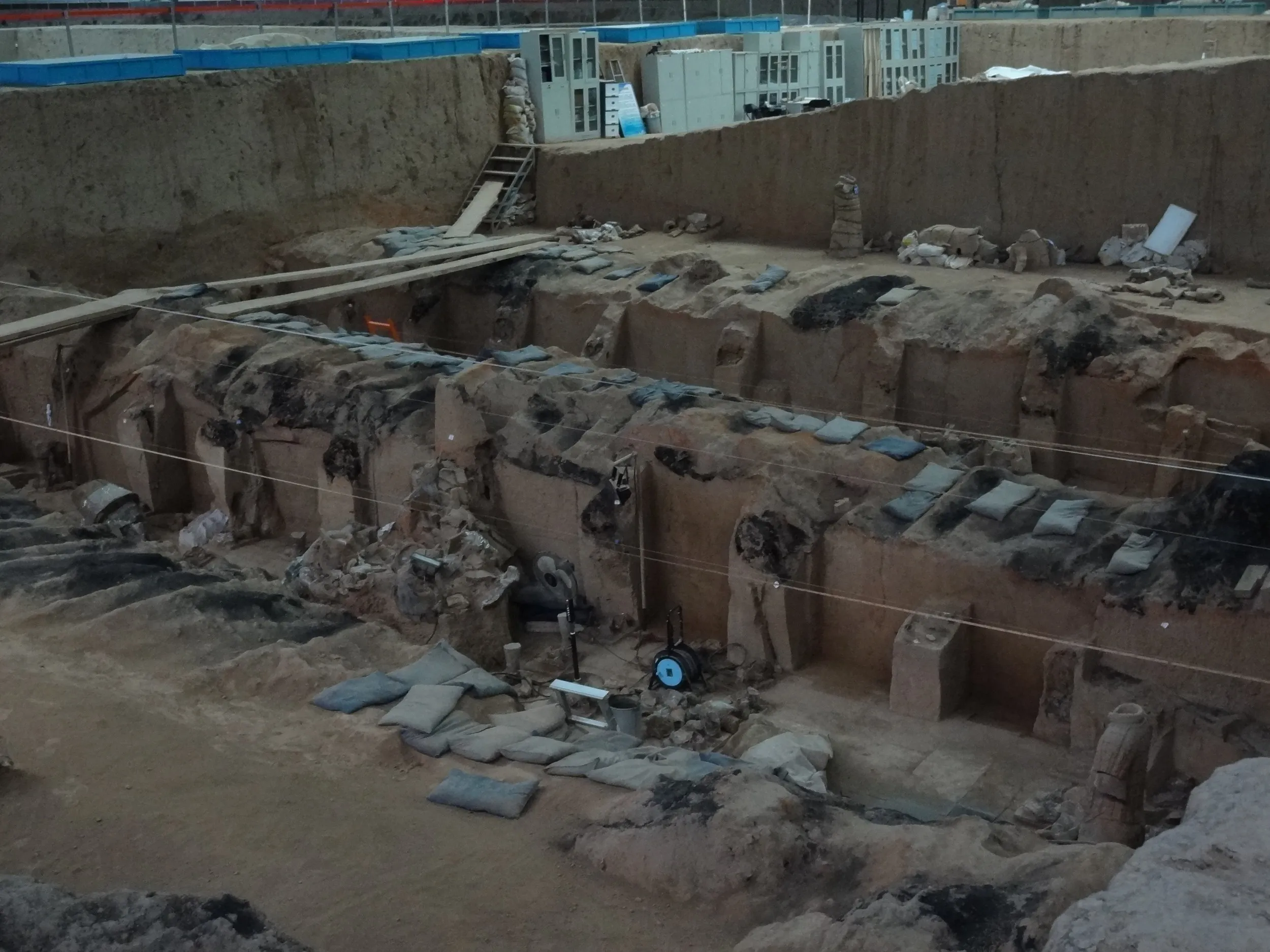 一号抗の兵馬俑の列