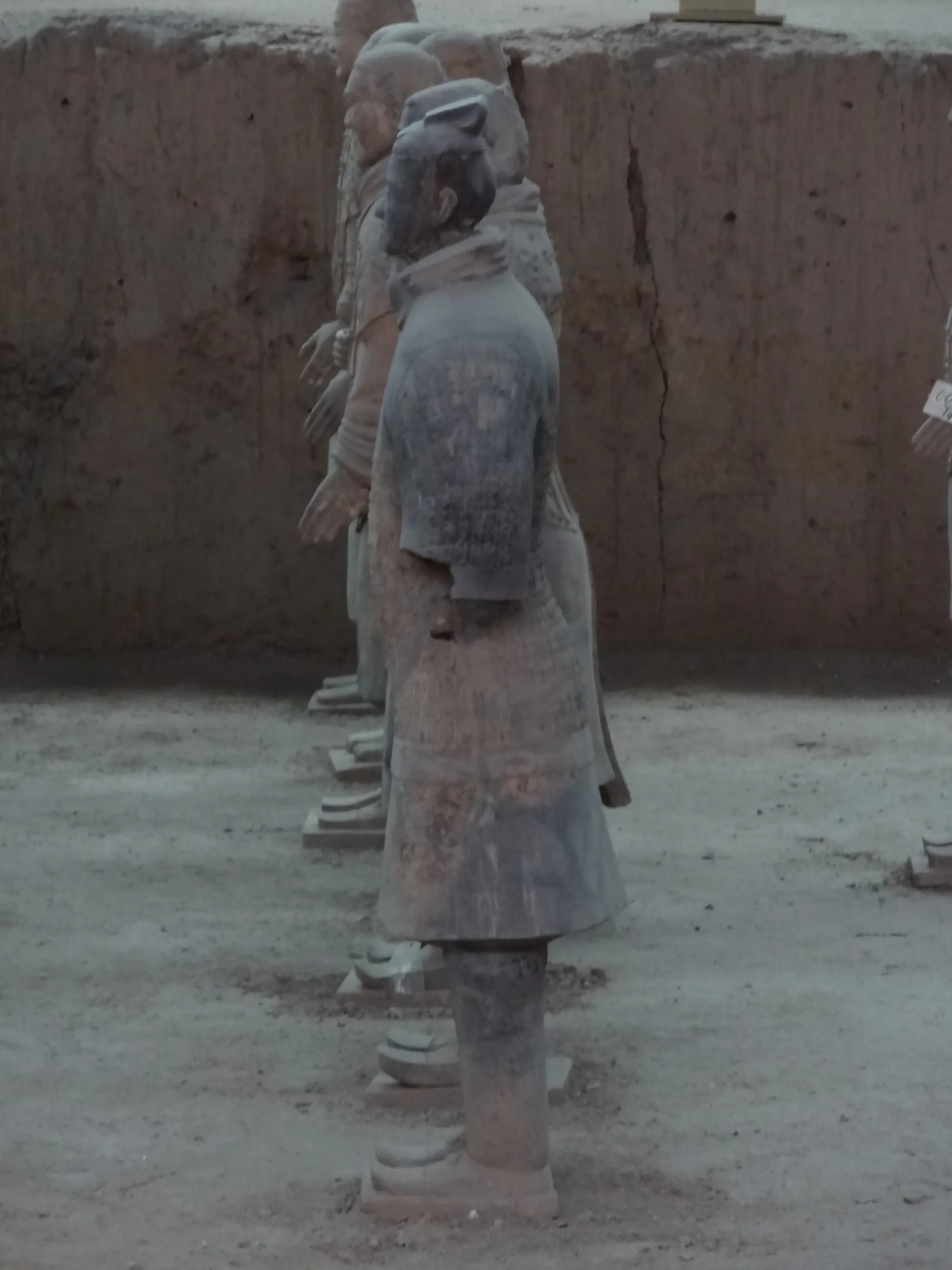 横から見た兵馬俑の列