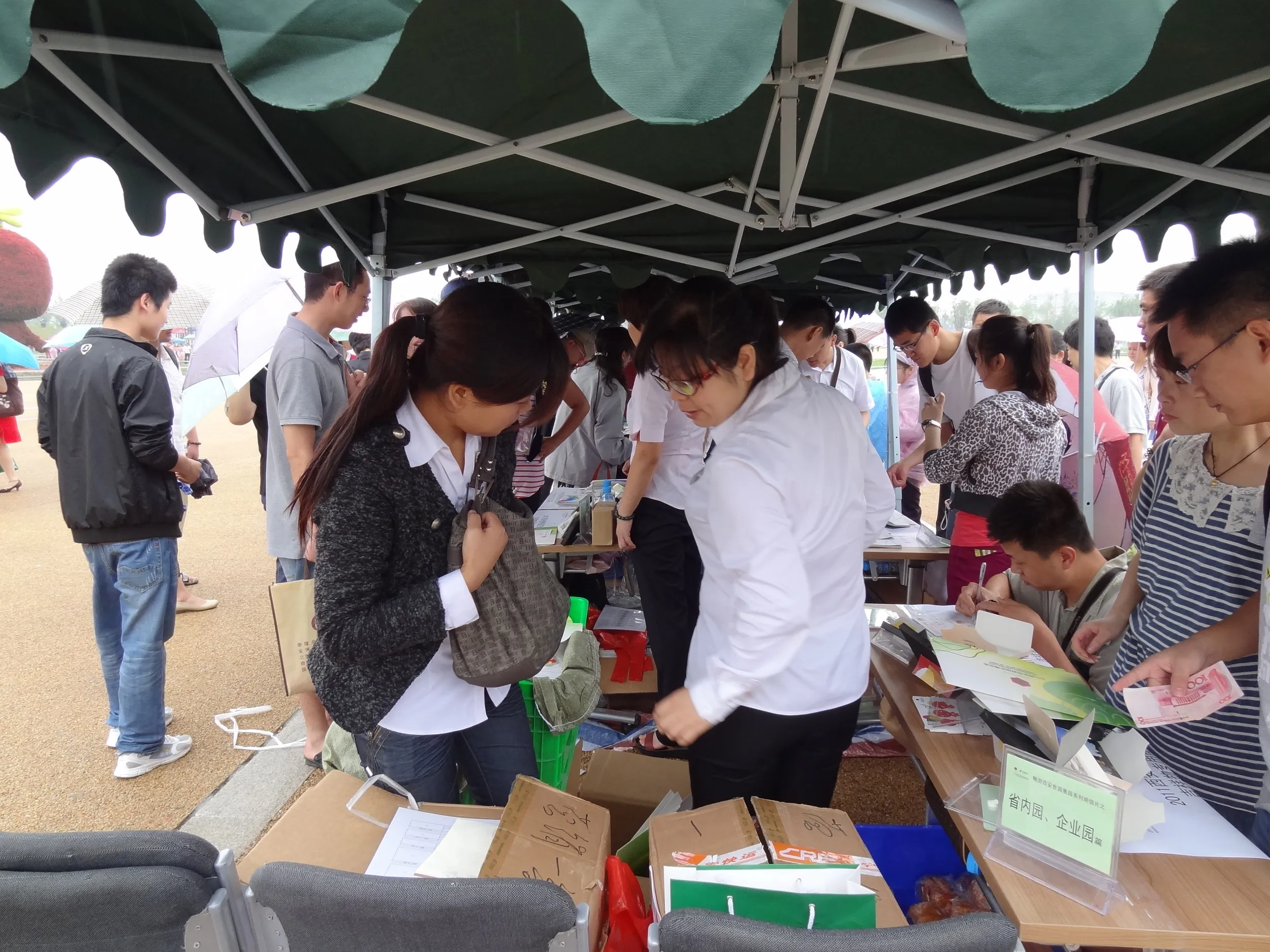 ハンコ押し場とパスポート売り場