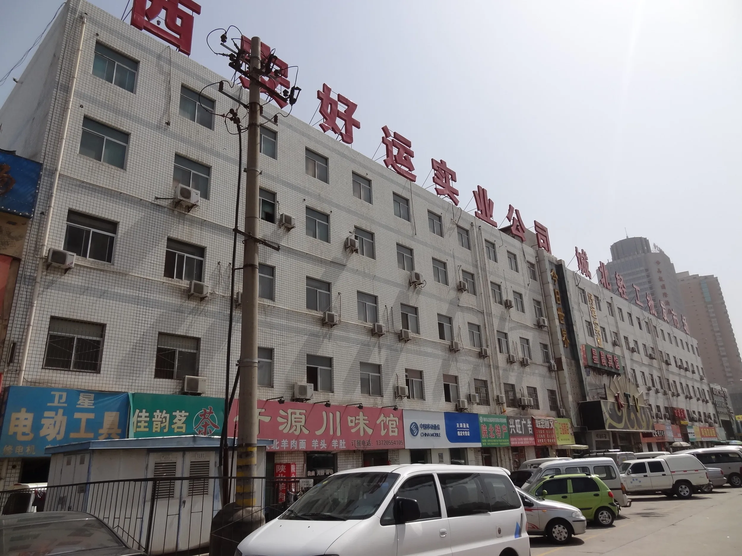 大通りに突き当たった付近