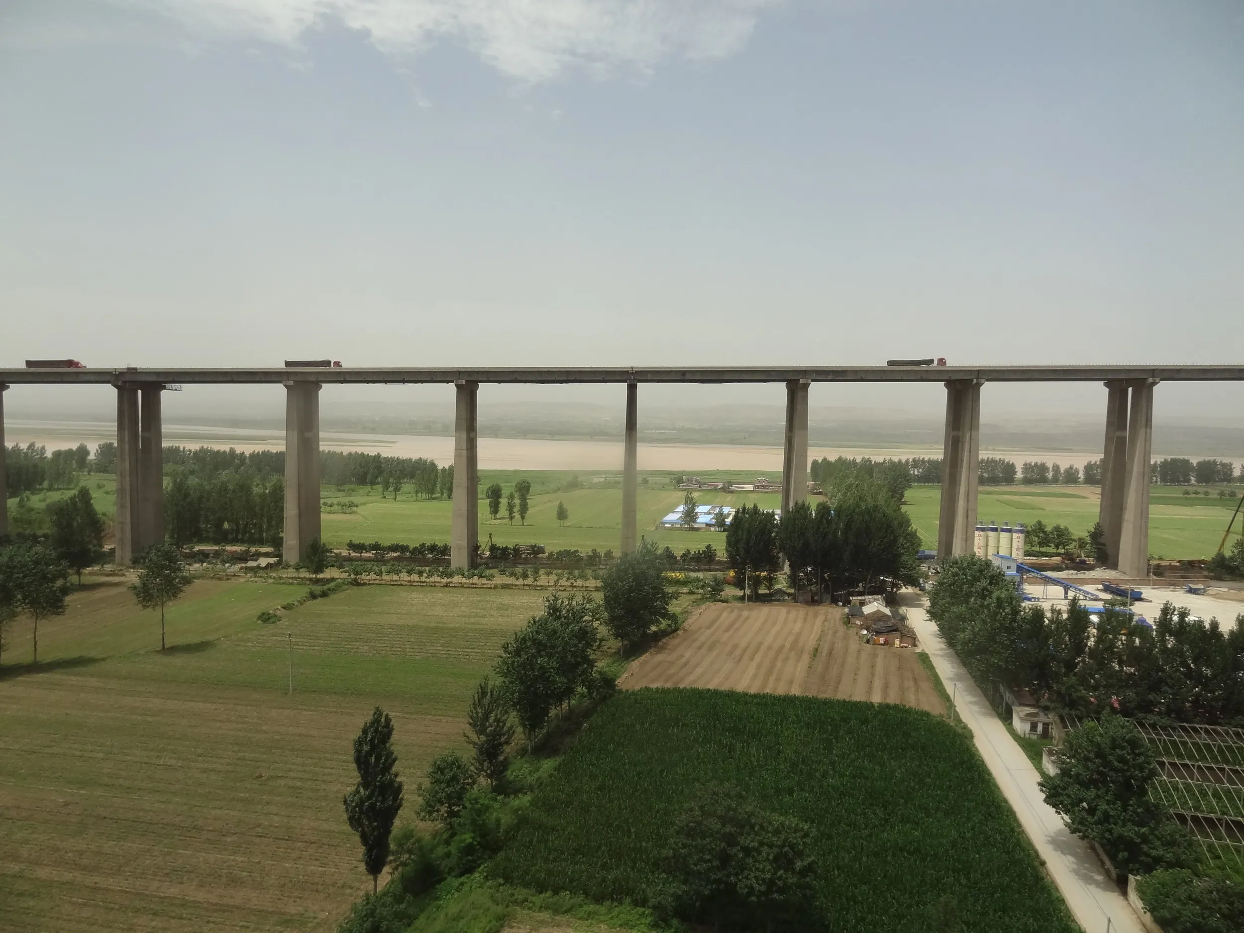 車窓から見た高速道路