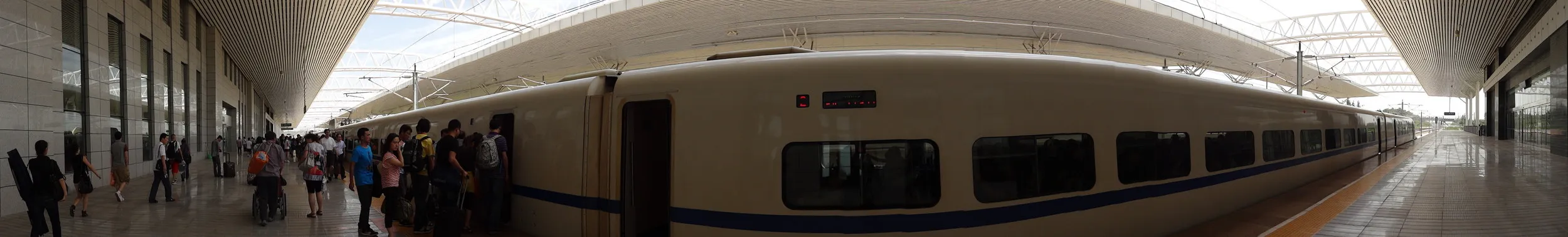 三門峡南駅と動車組のパノラマ