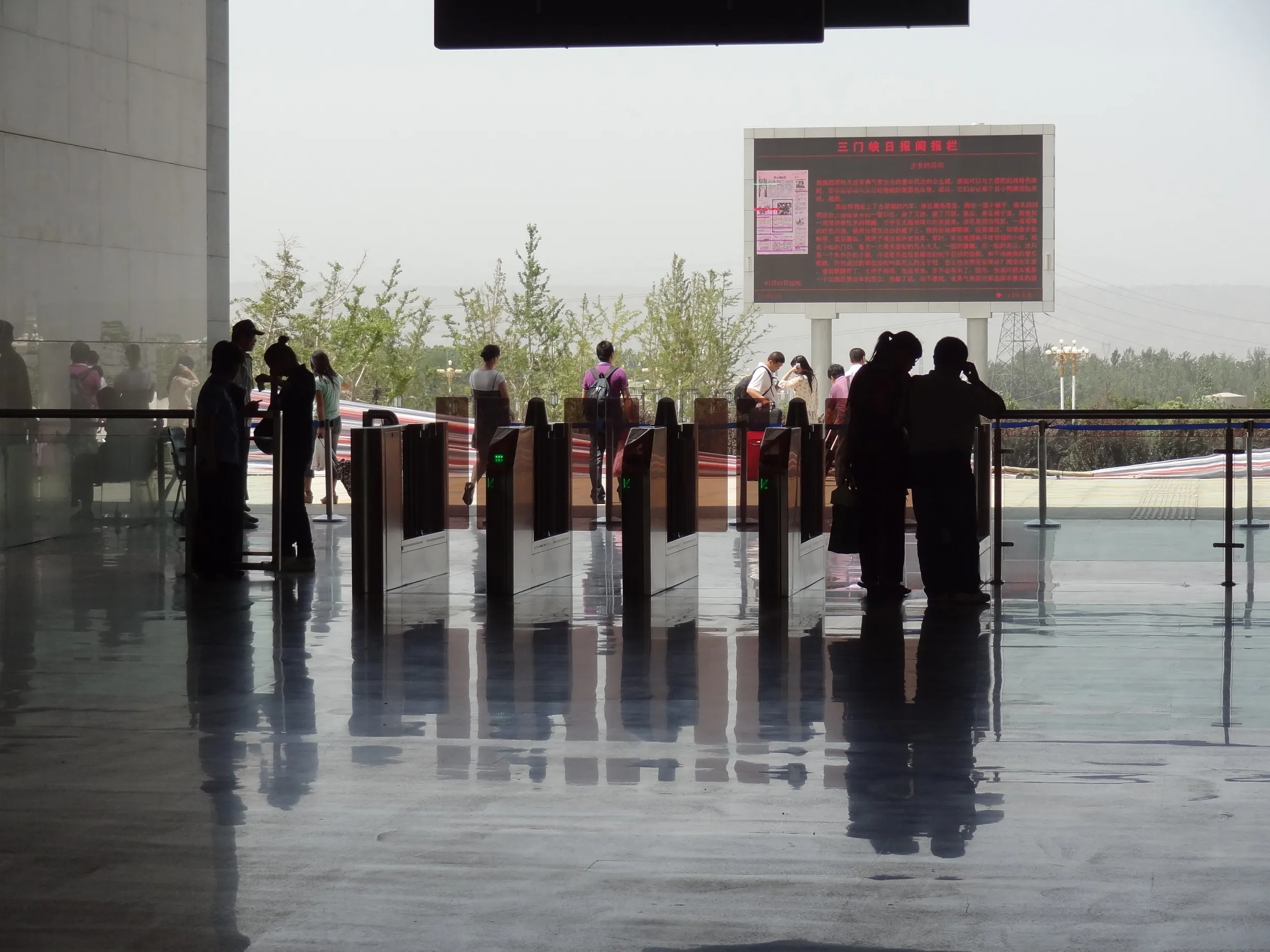 改札を抜けて市街へ