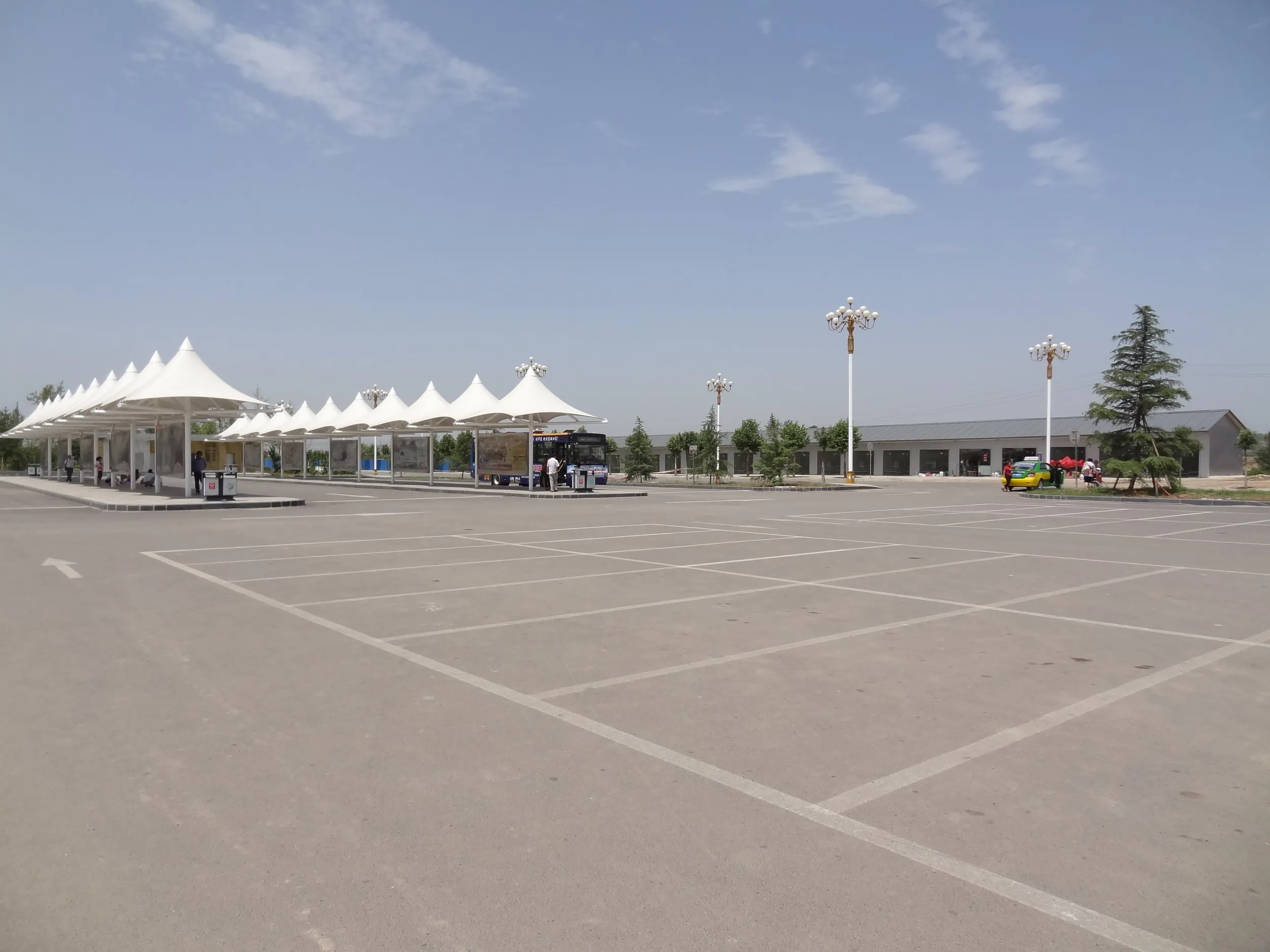 駅前の広場とバス停