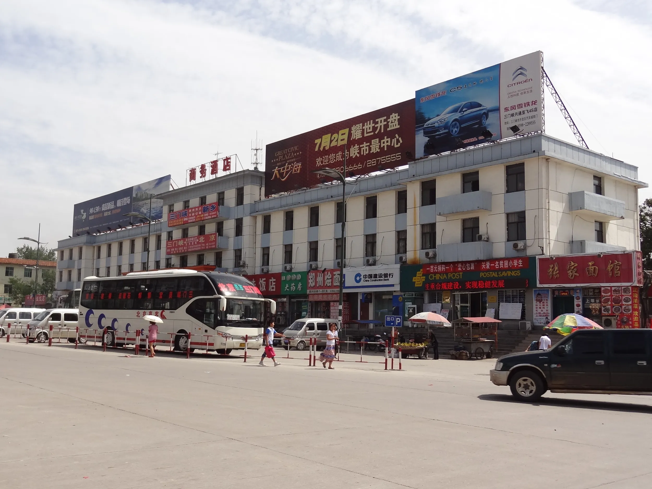 閑散とした駅前