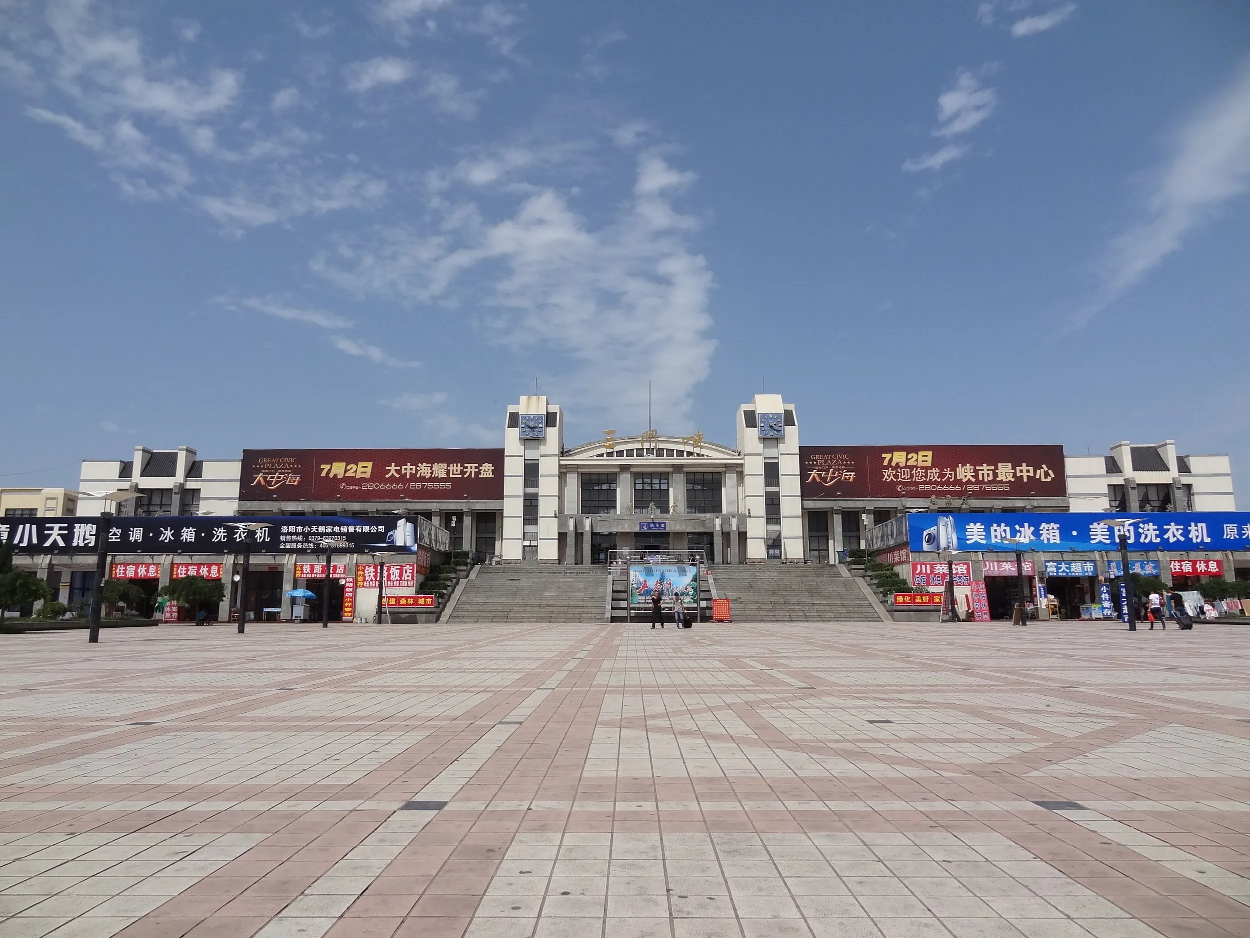 三門峡駅前広場
