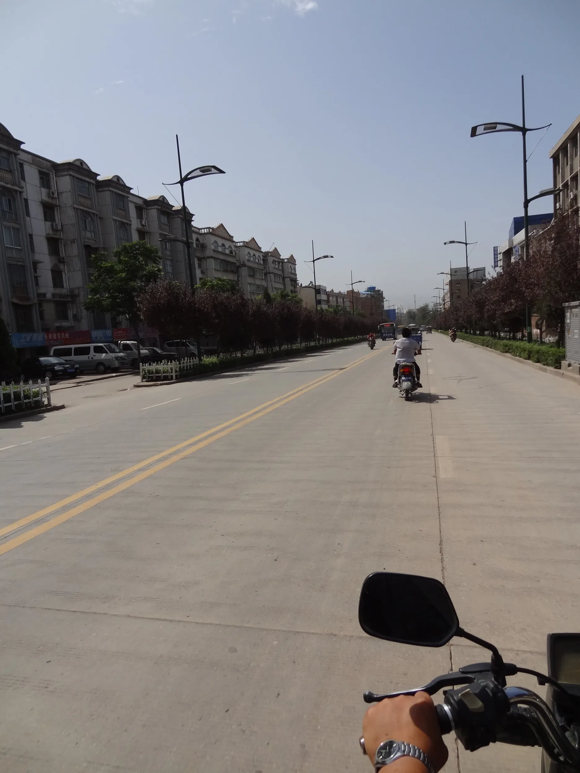 バイタクでバス乗り場へ移動