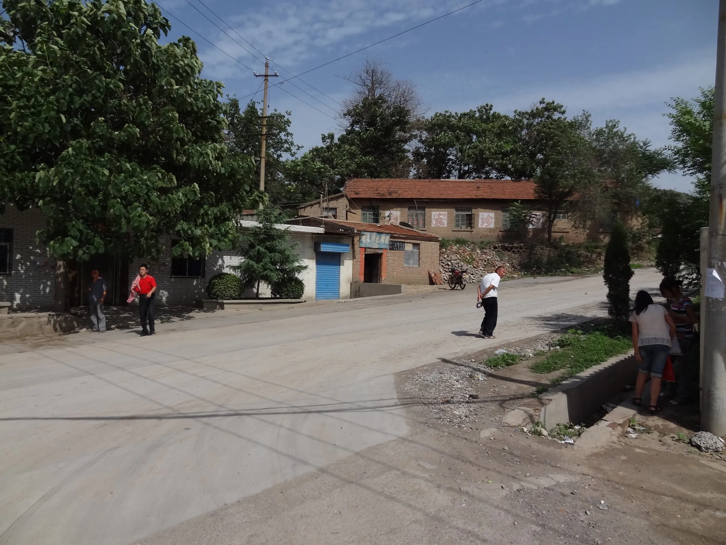 小さな集落を通過