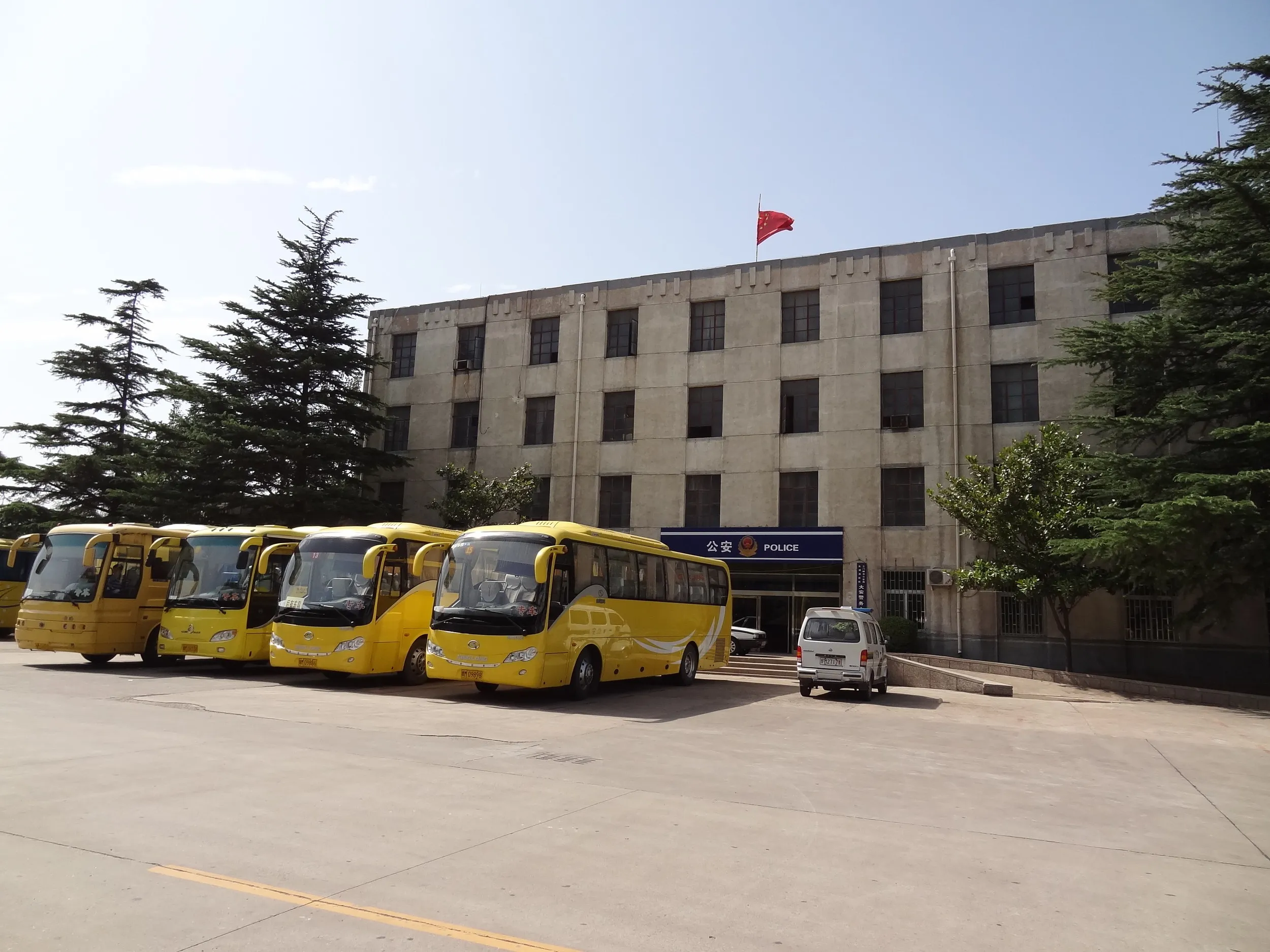 公安の立派な建物
