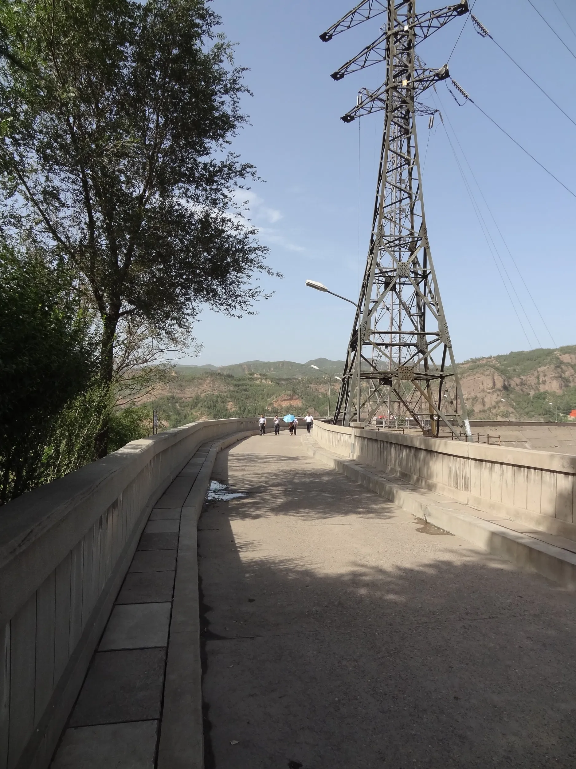 三門峡ダムの上へ