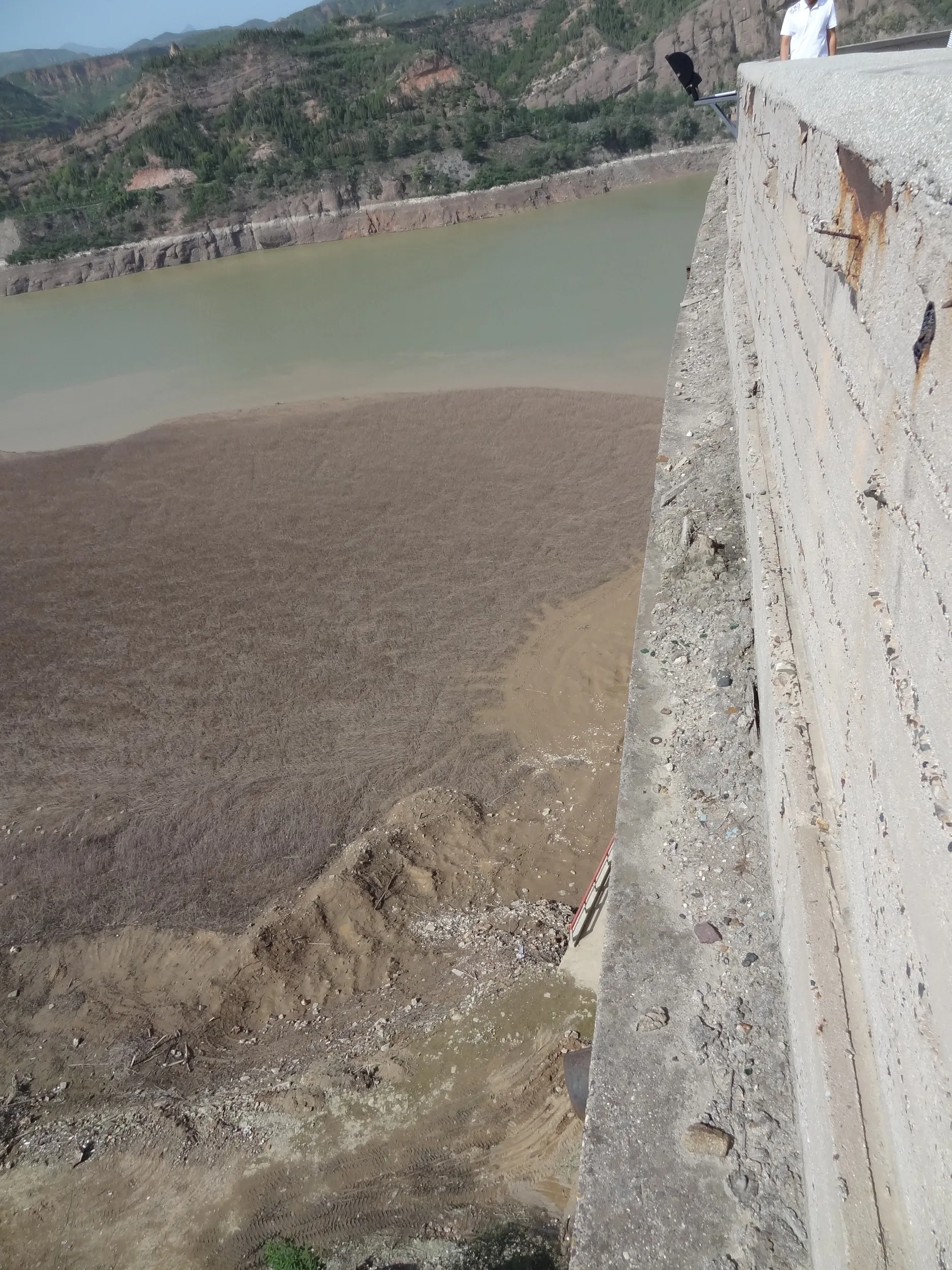 ダムの上から見た黄河