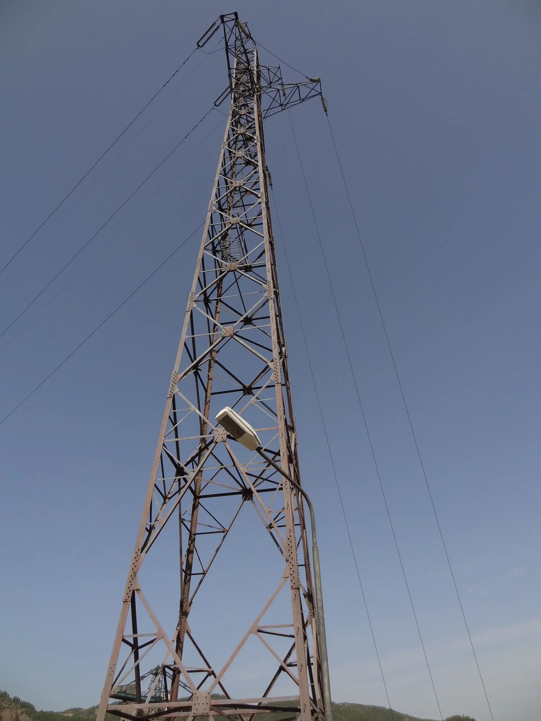 ダムの上の古い鉄塔