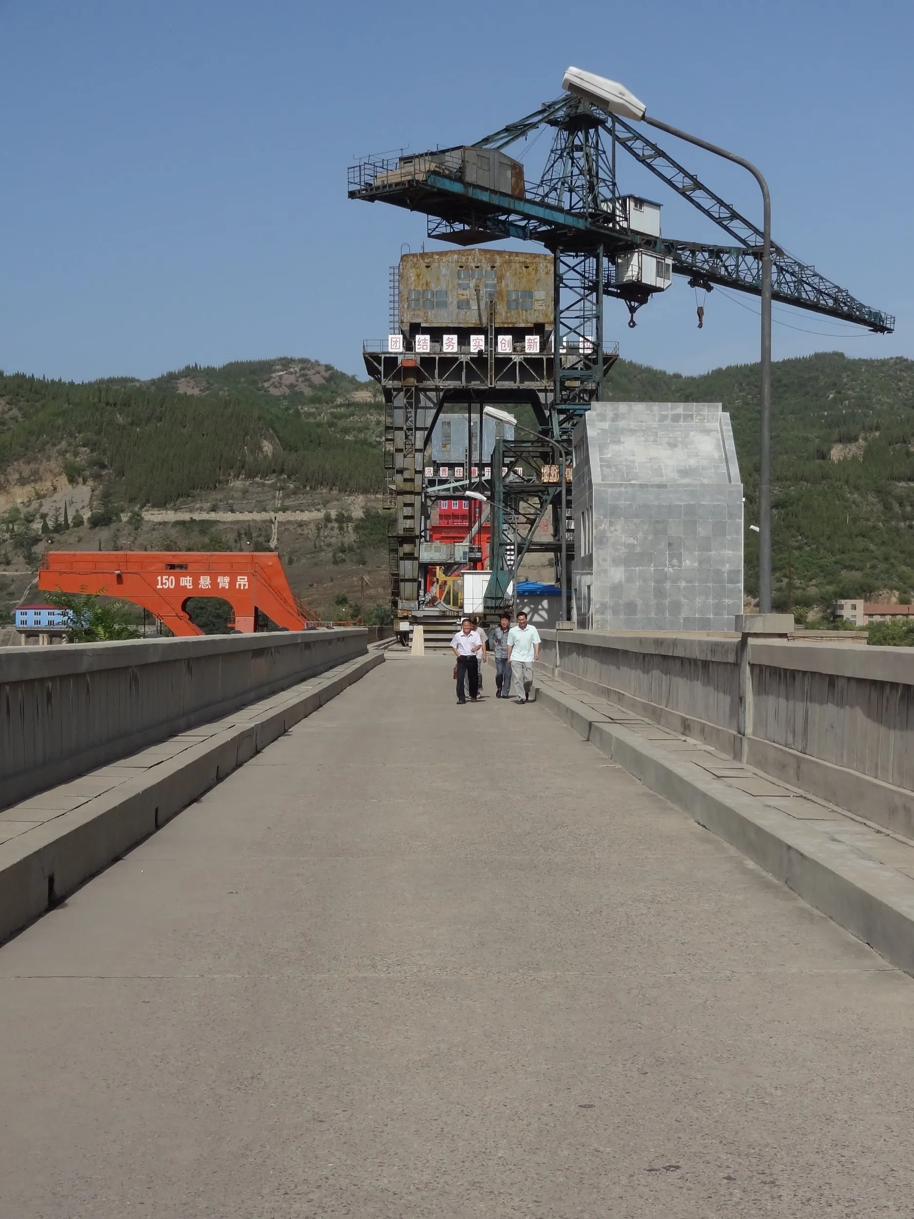 ダムの上の風景