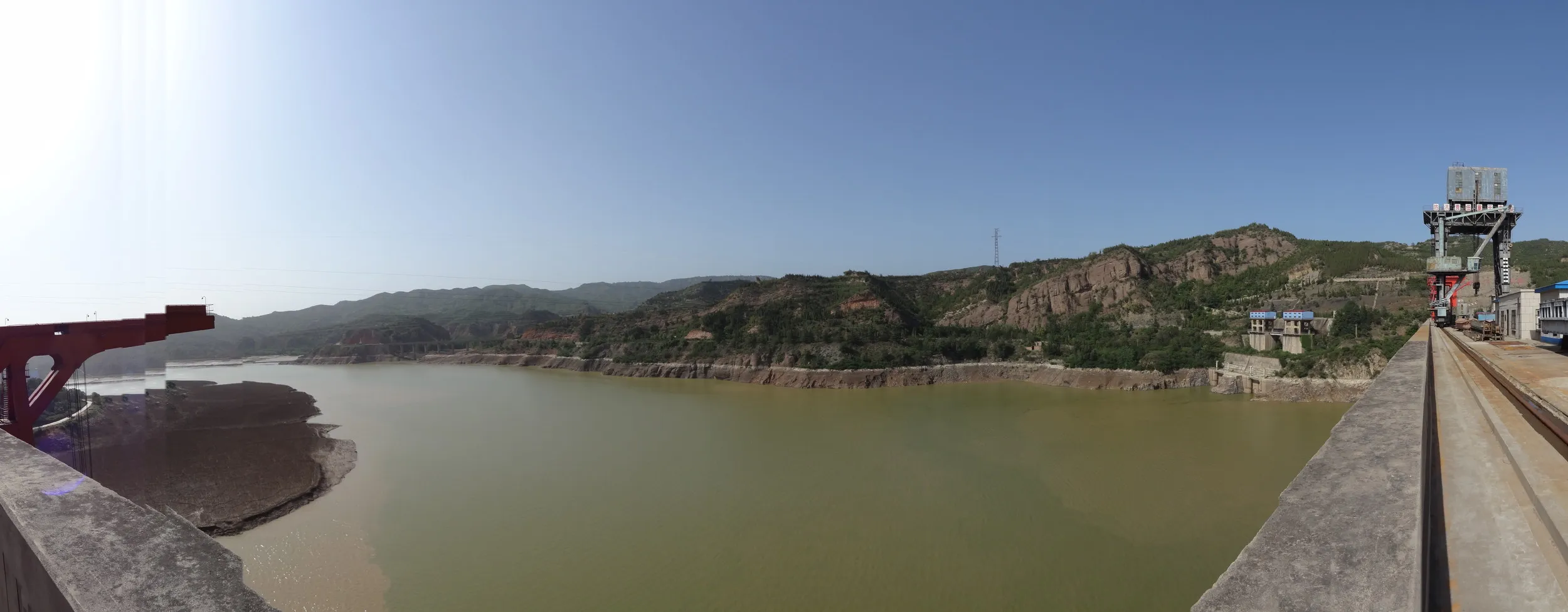 ダム中間付近のパノラマ写真