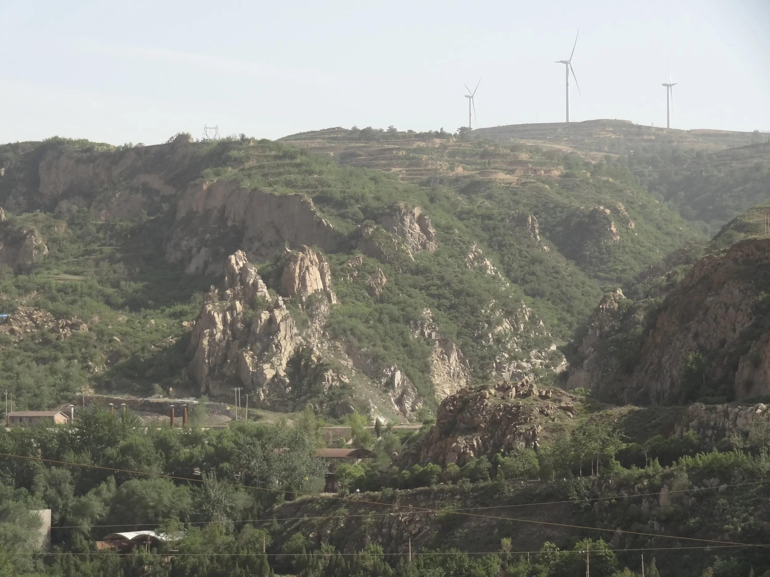 風力発電施設と山