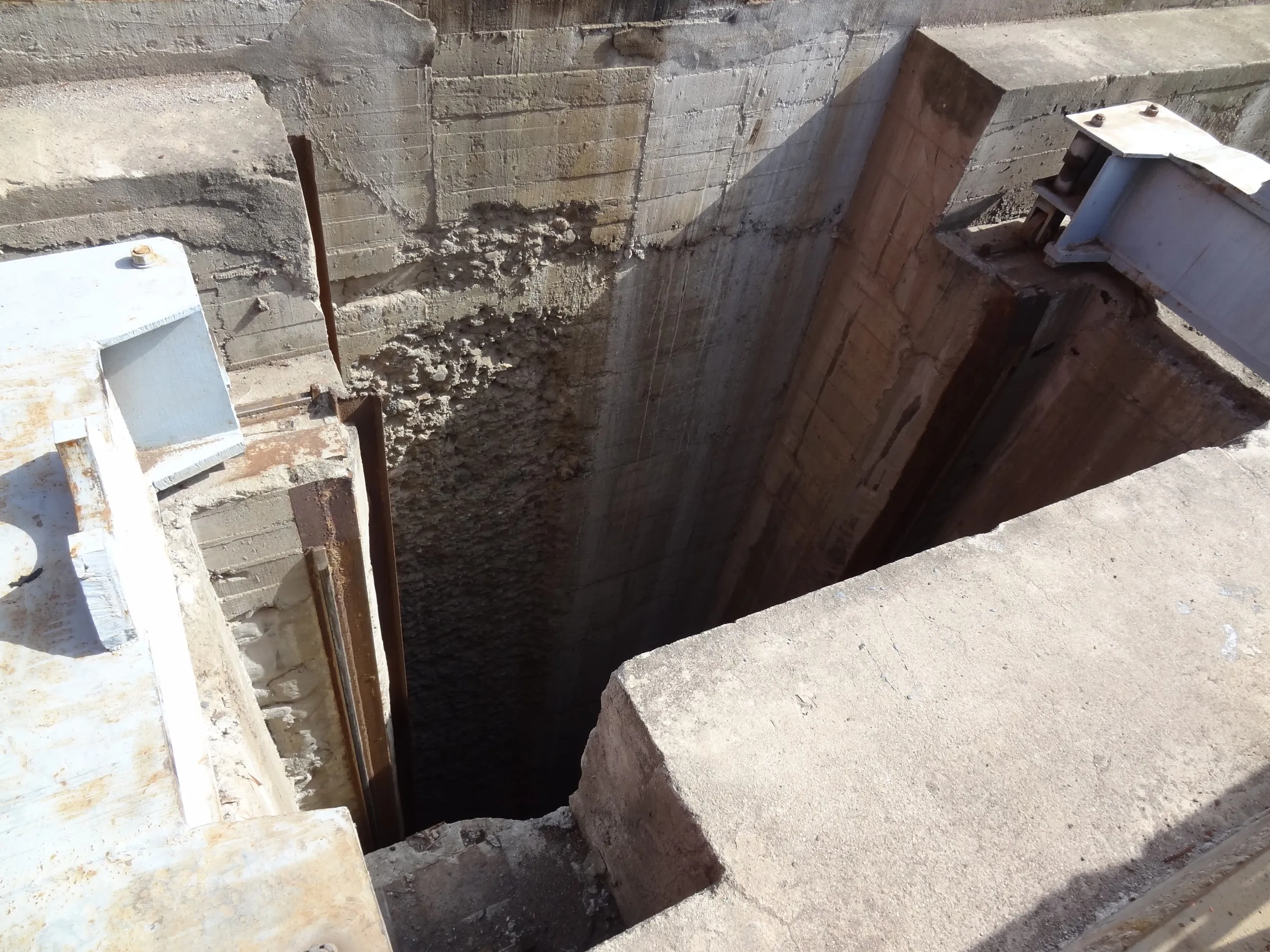 柵のない巨大な穴