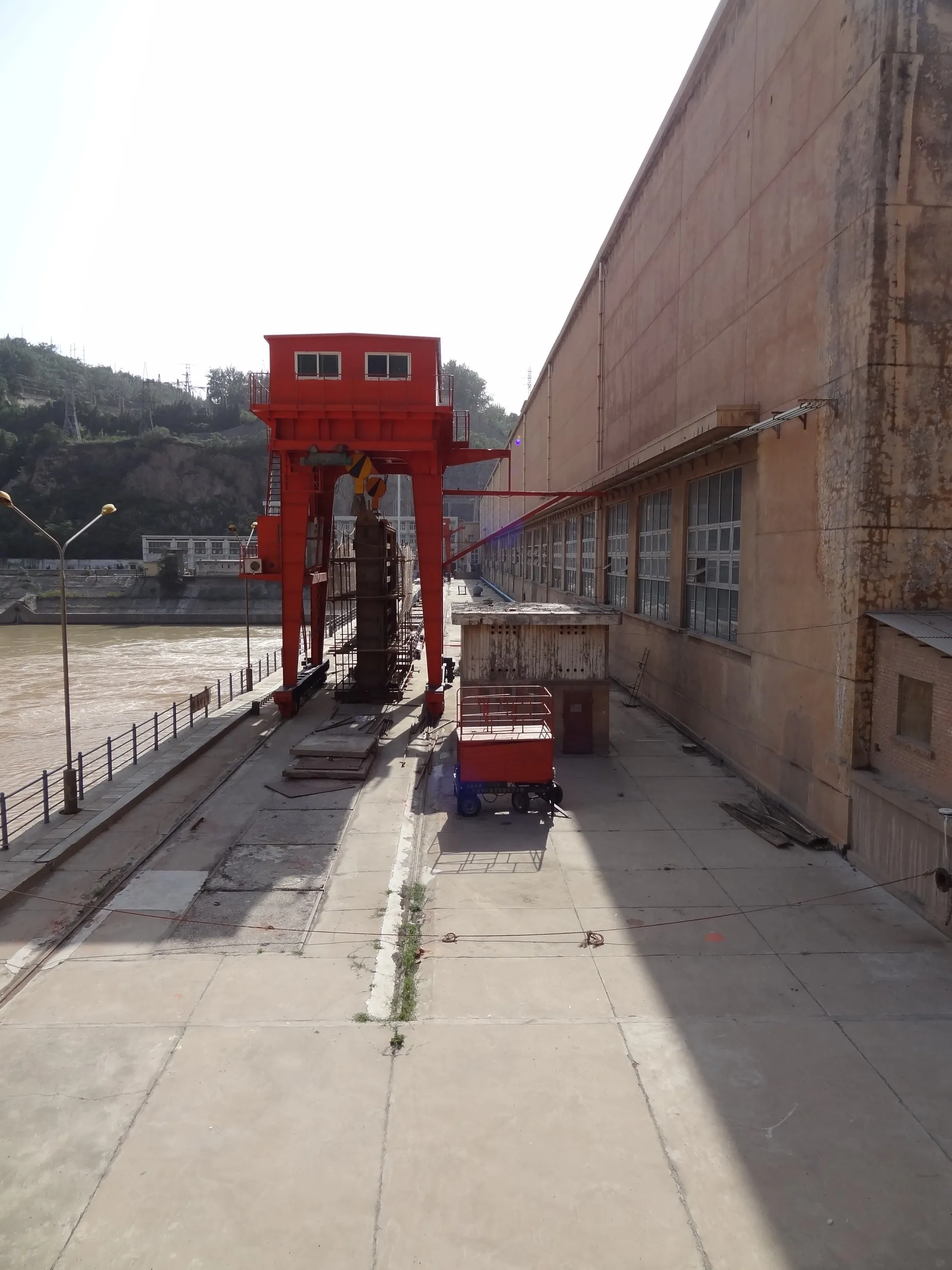 変電施設の北側