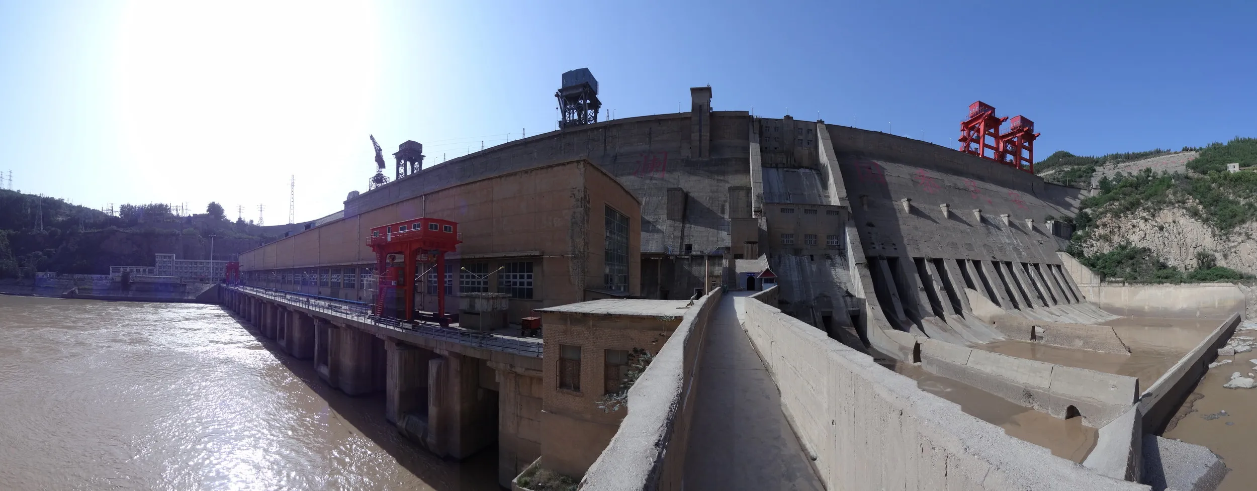 突き出た道からのパノラマ（ダム側）