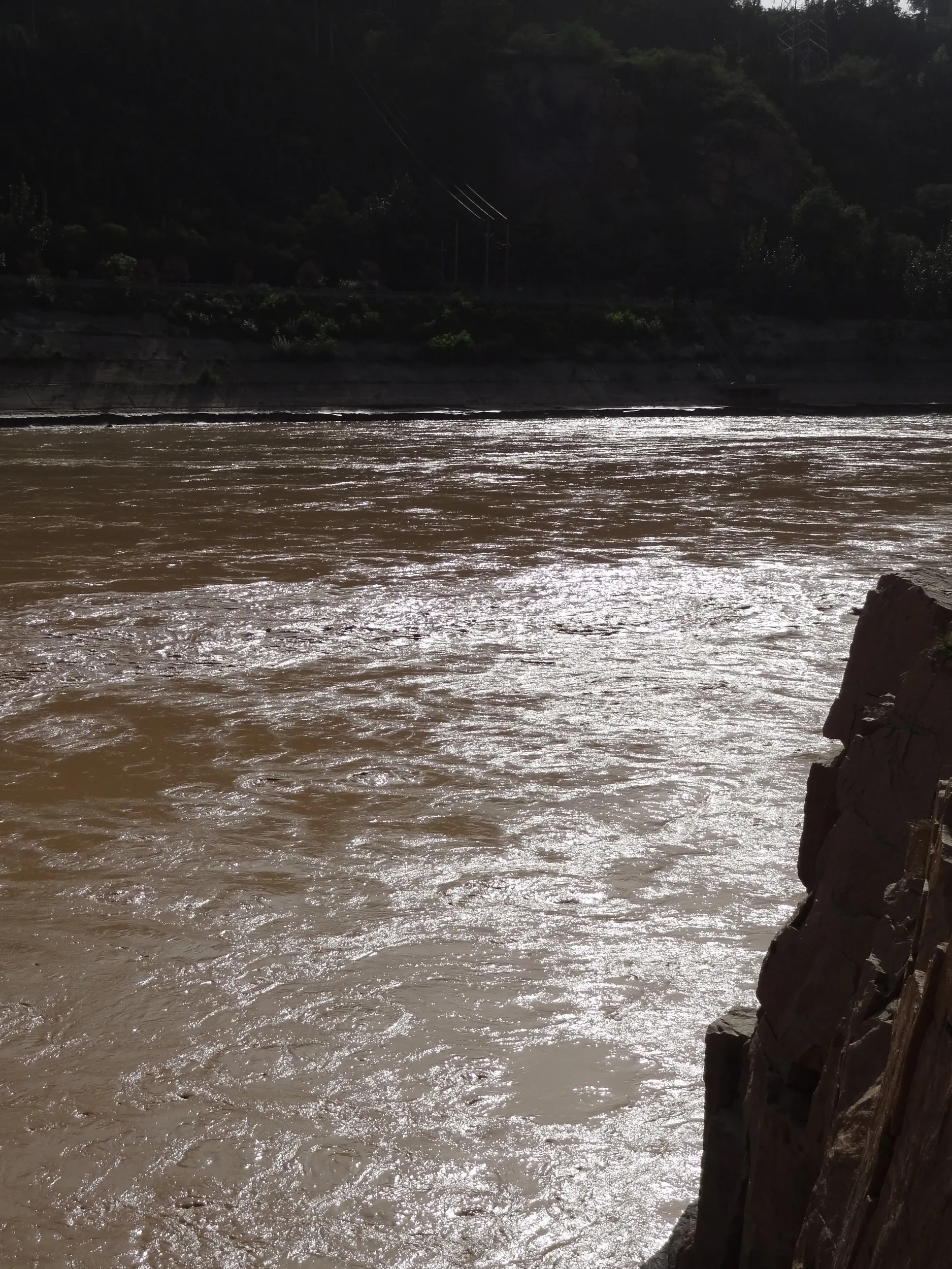 日差しが反射する黄河
