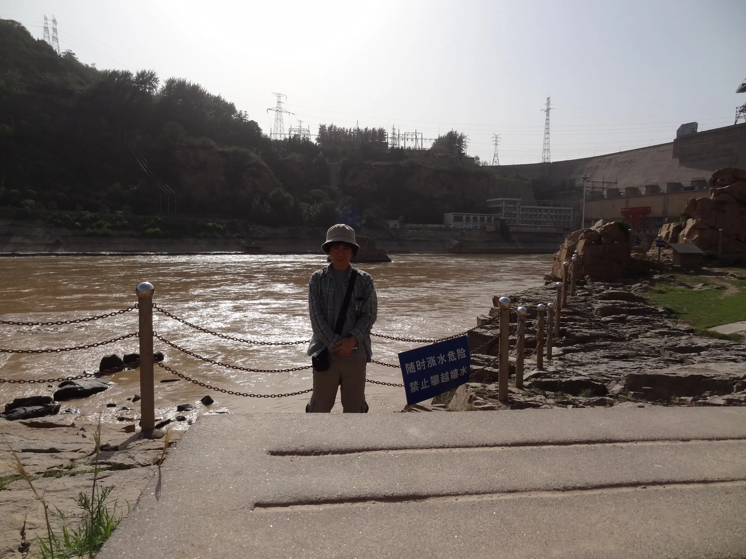 黄河を背にセルフタイマー撮影