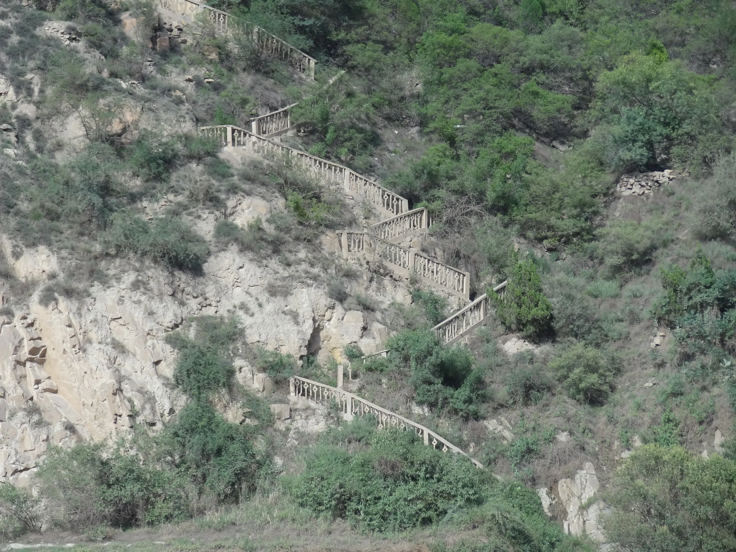 山腹の急な階段