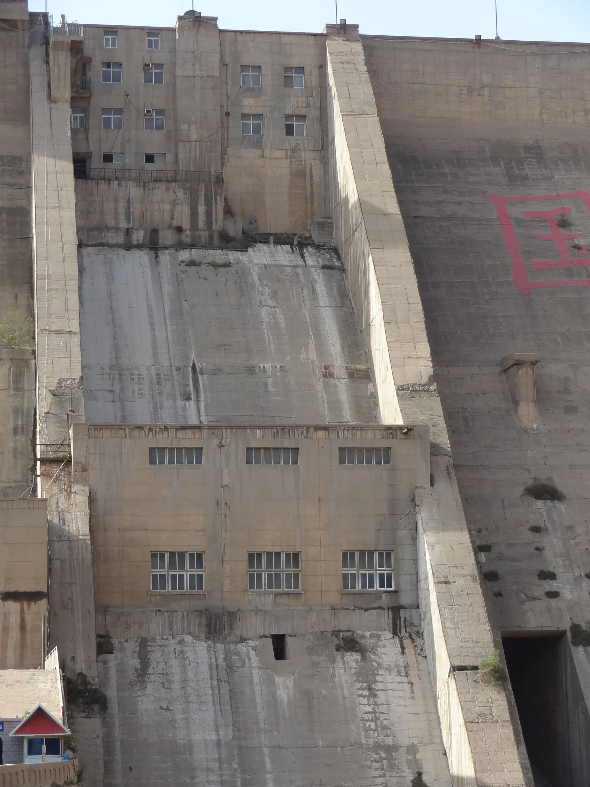 ダムから突き出た宿舎らしき建物