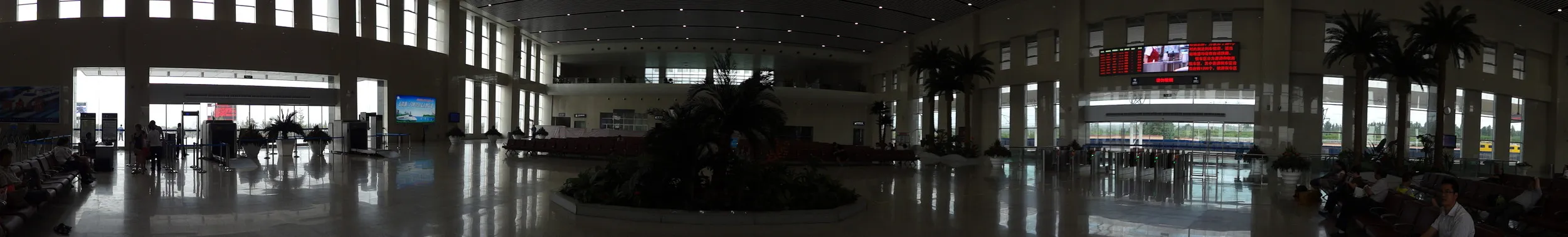 三門峡南駅の待合室パノラマ