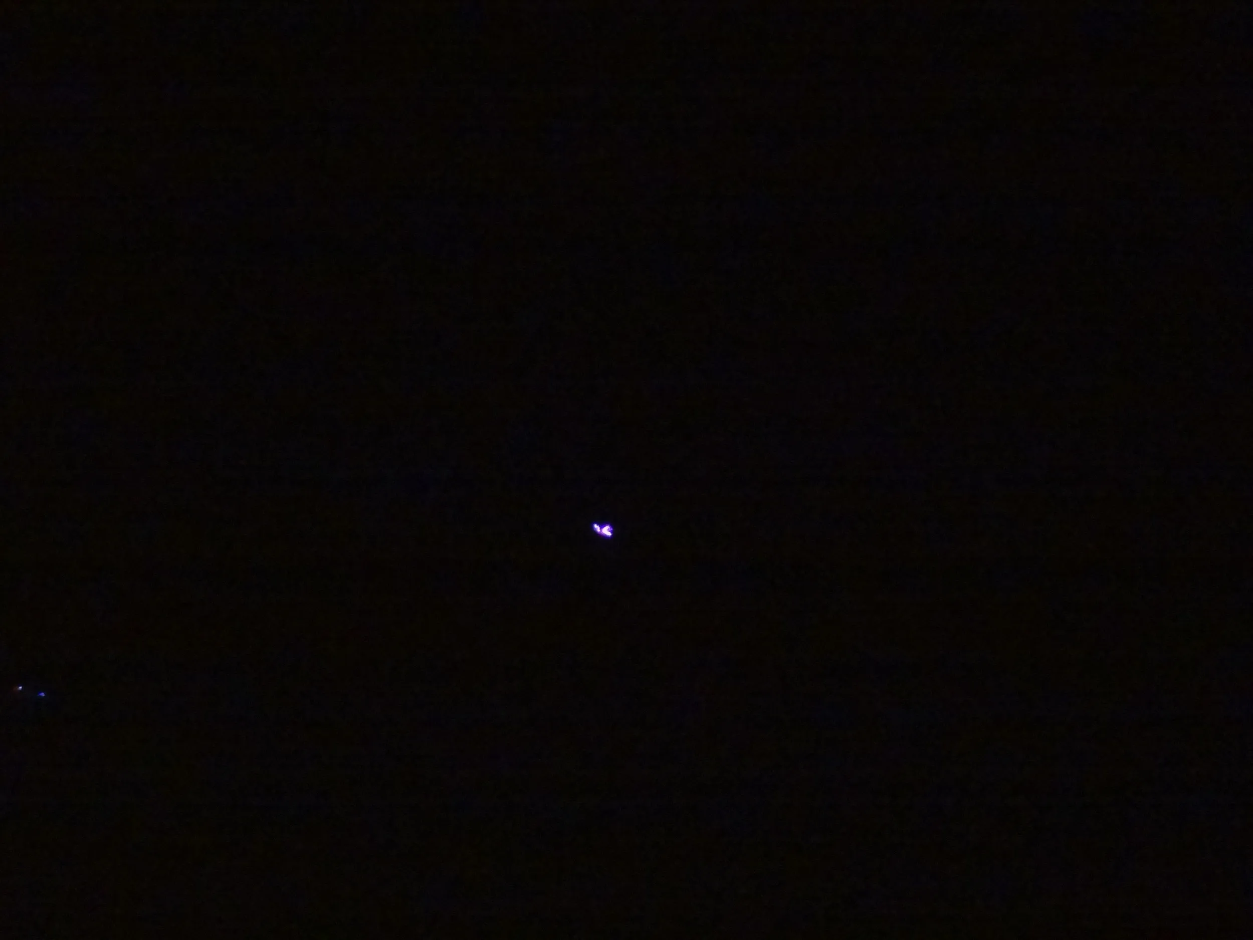 夜空に浮かぶ光