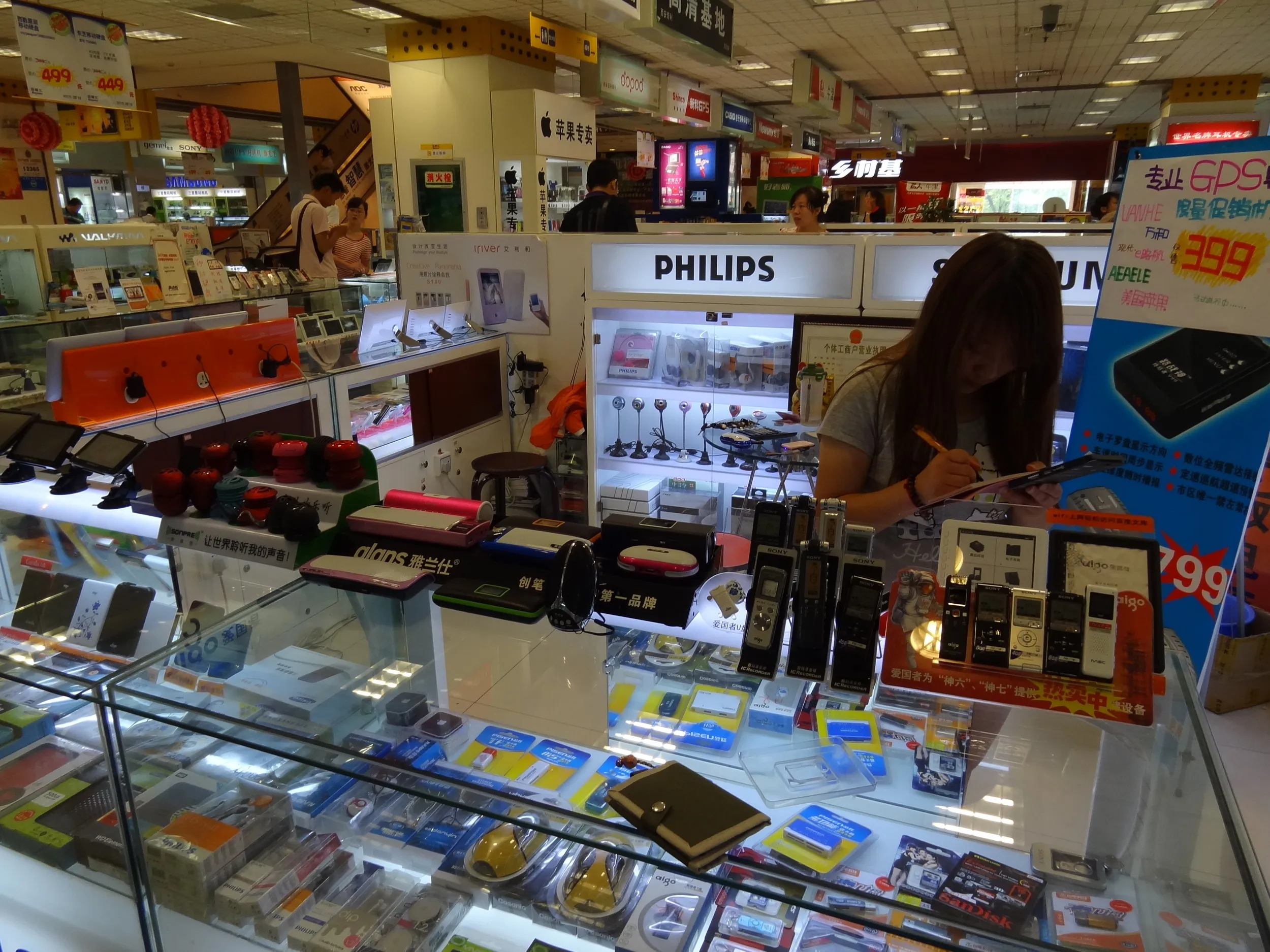 USBメモリなどを売るフロア