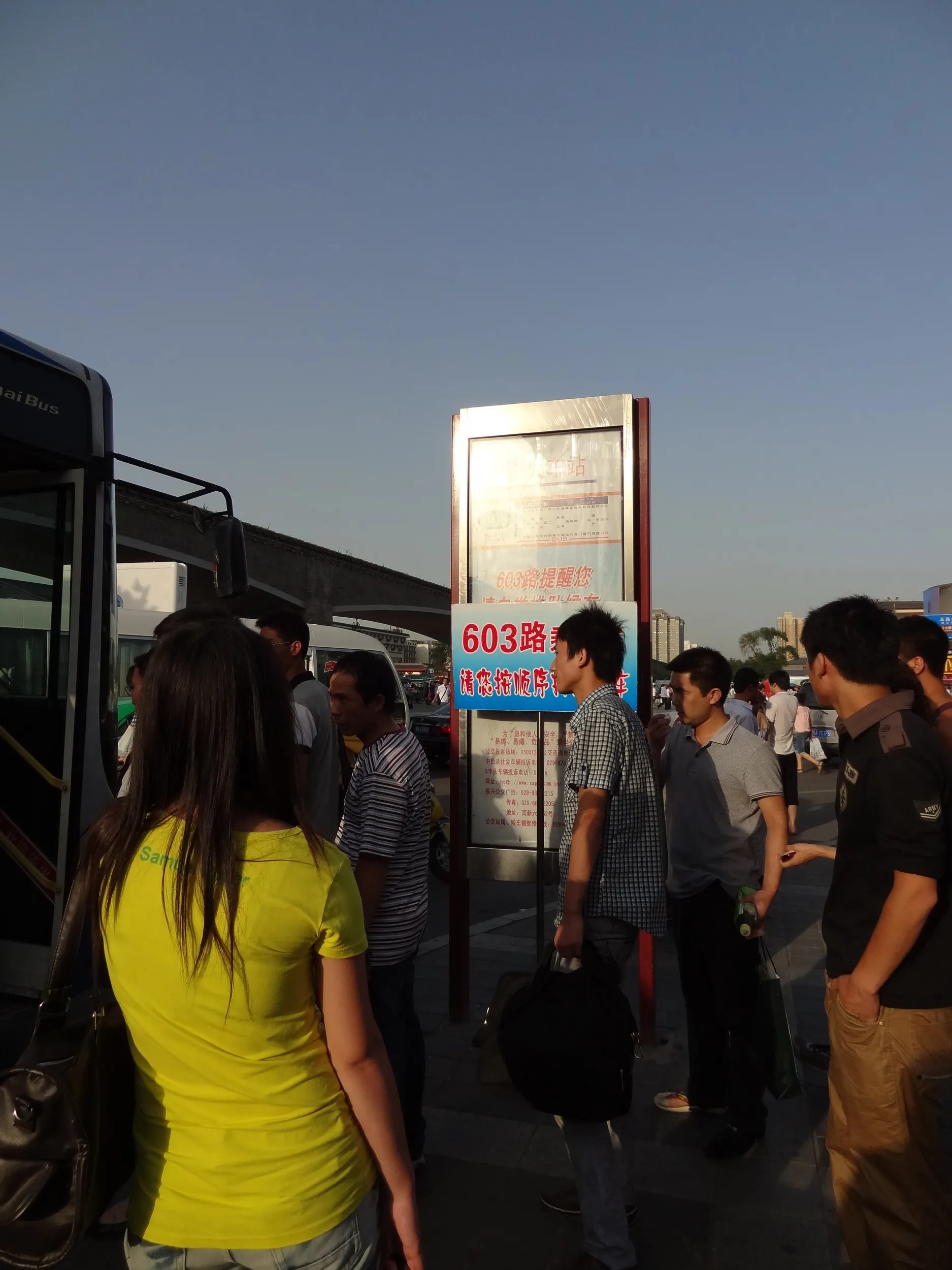 西安汽車站のバスターミナル前