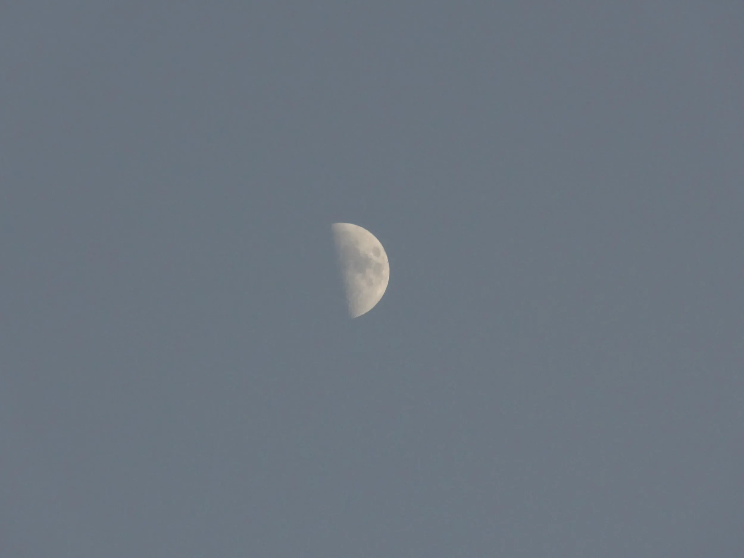 回民一条街付近で撮影した半月