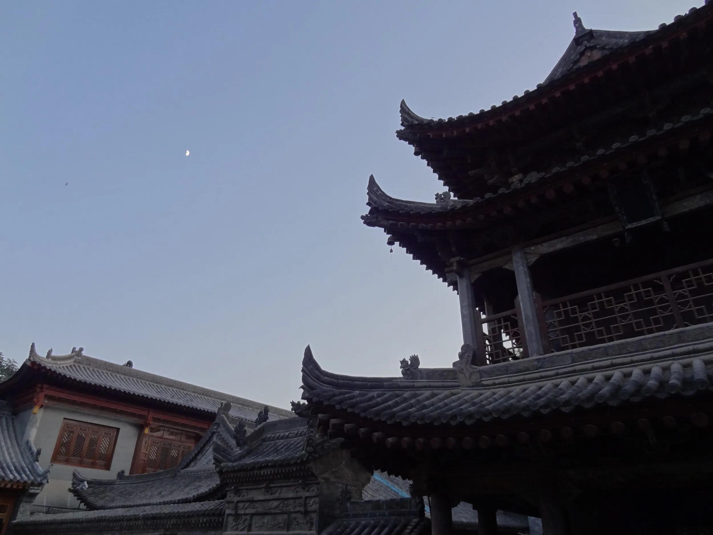 白飛びした中庭の写真