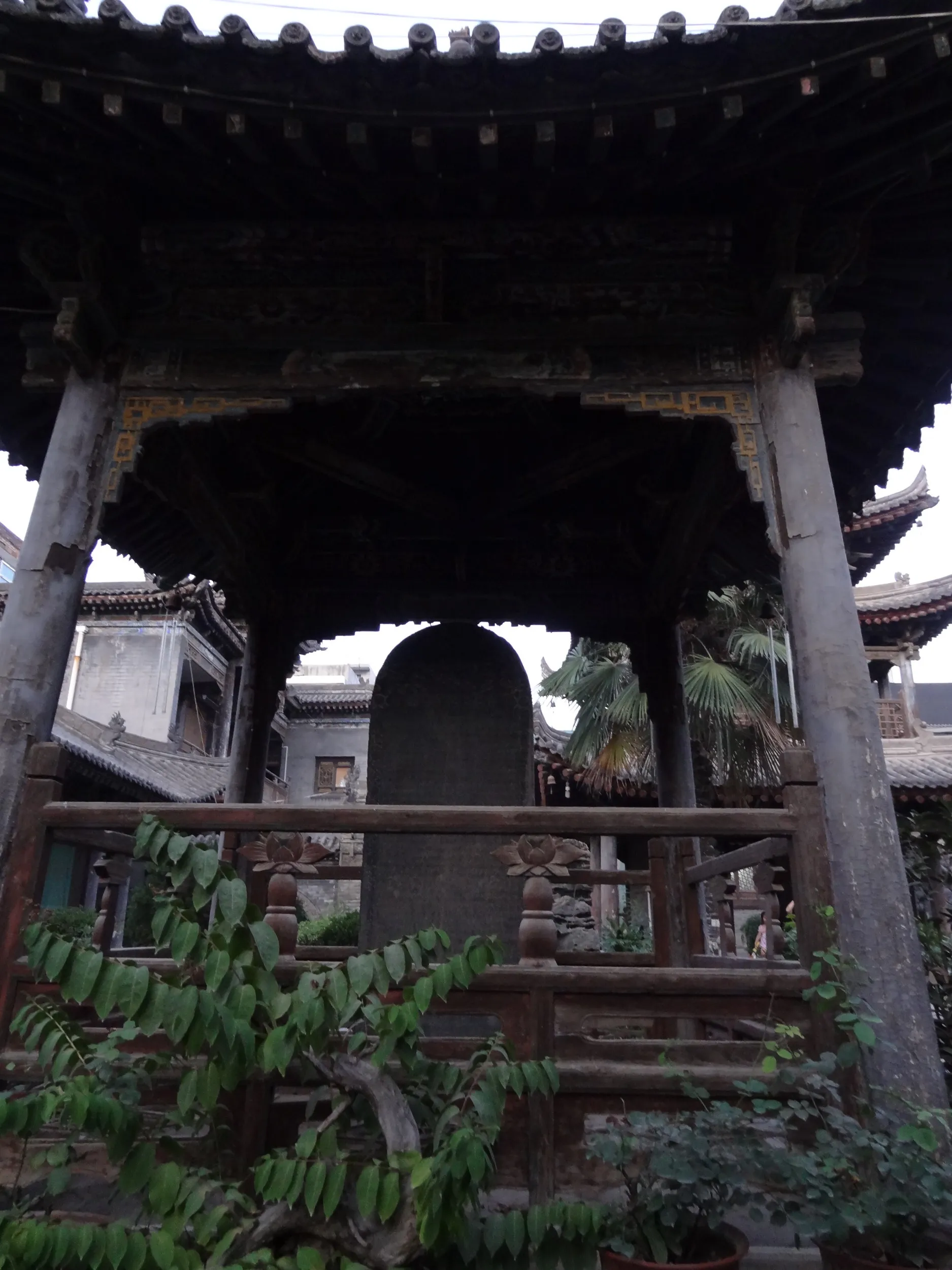 古めかしい石碑