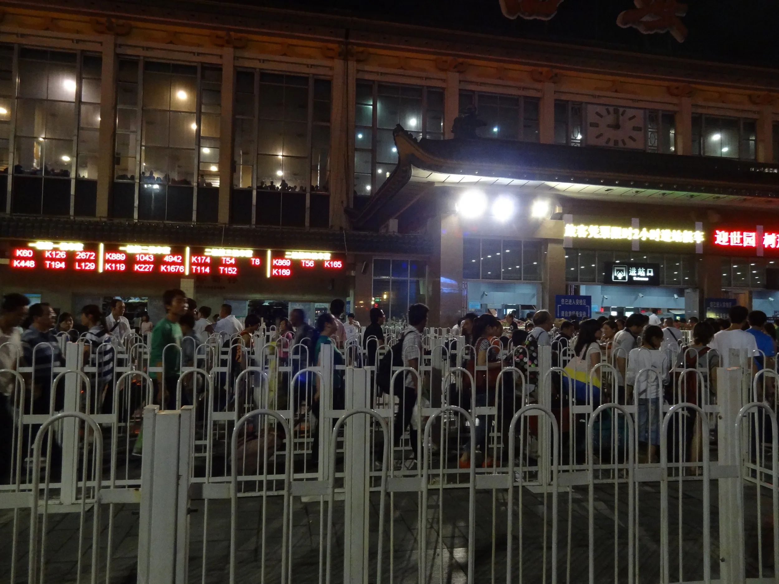 西安駅の待合室に並ぶ人々