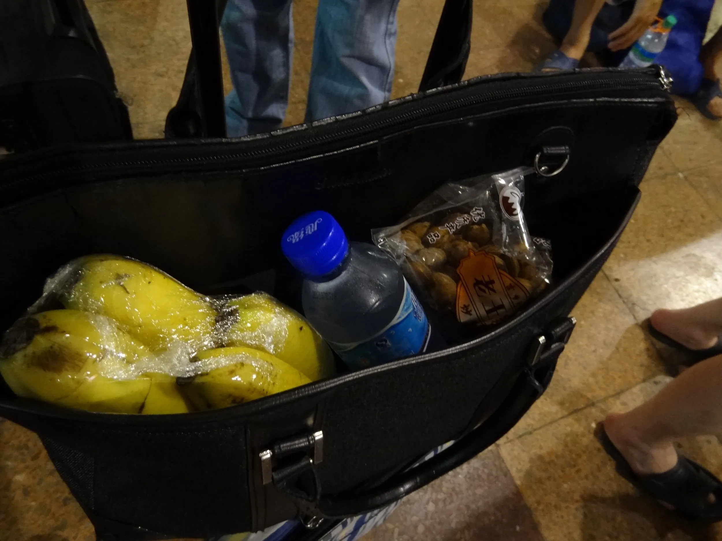 西安駅構内で購入した食料