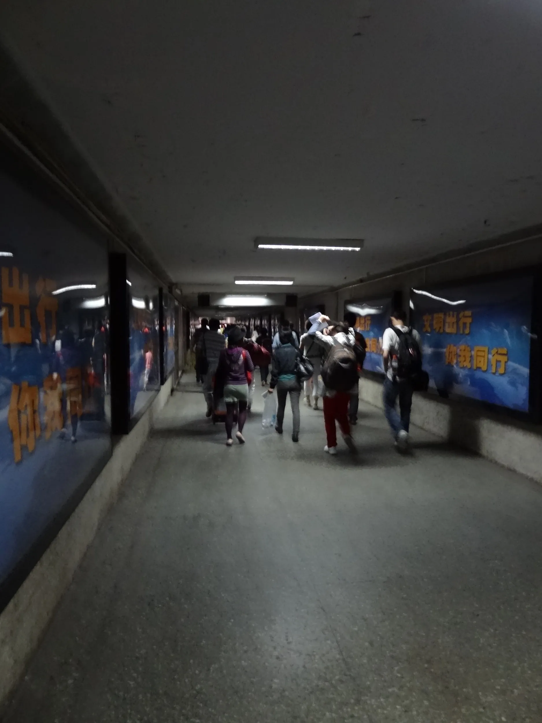 蘭州駅の構内から出口へ